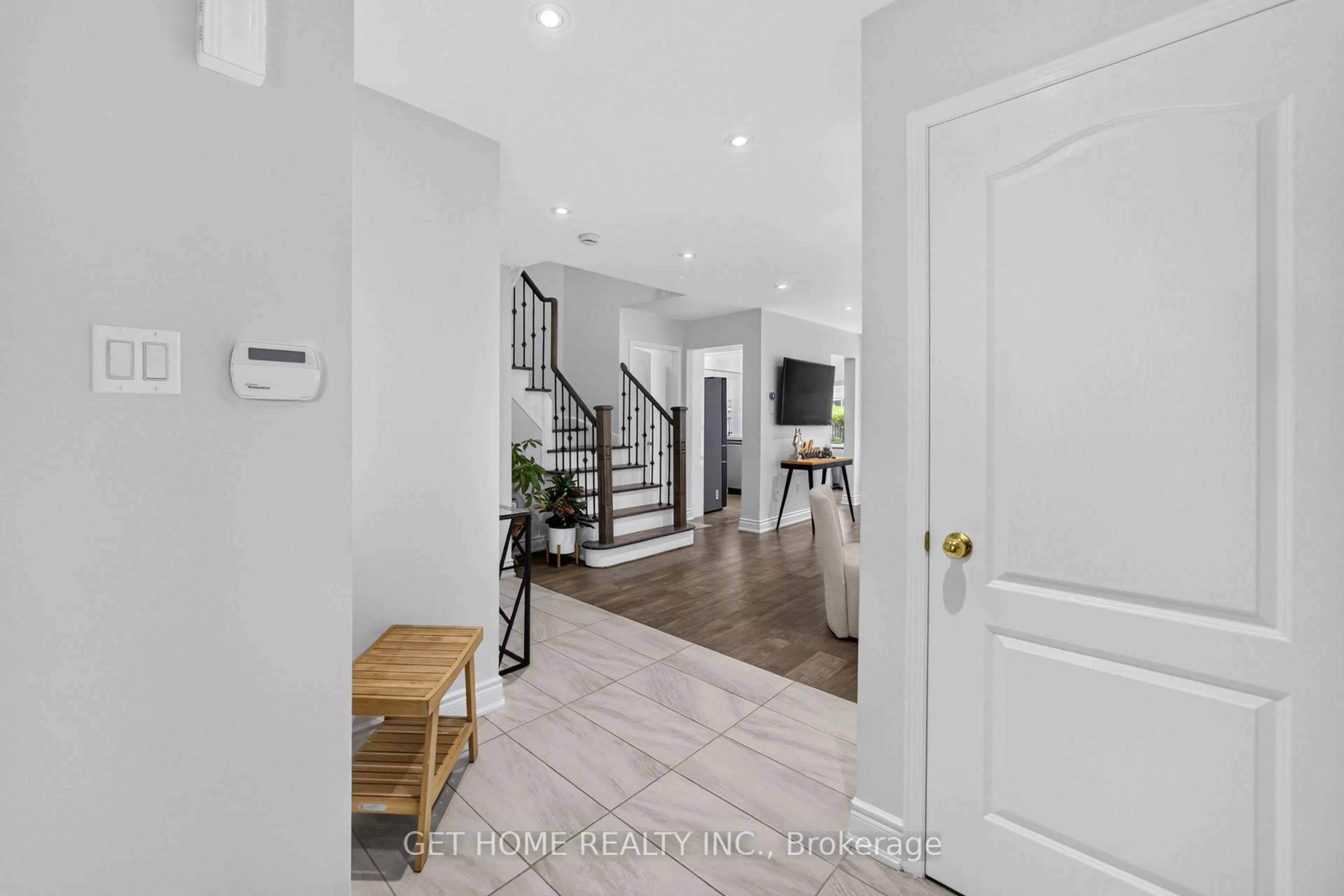 Indoor entryway for 3152 Malham Gate, Mississauga Ontario L5M 6K9