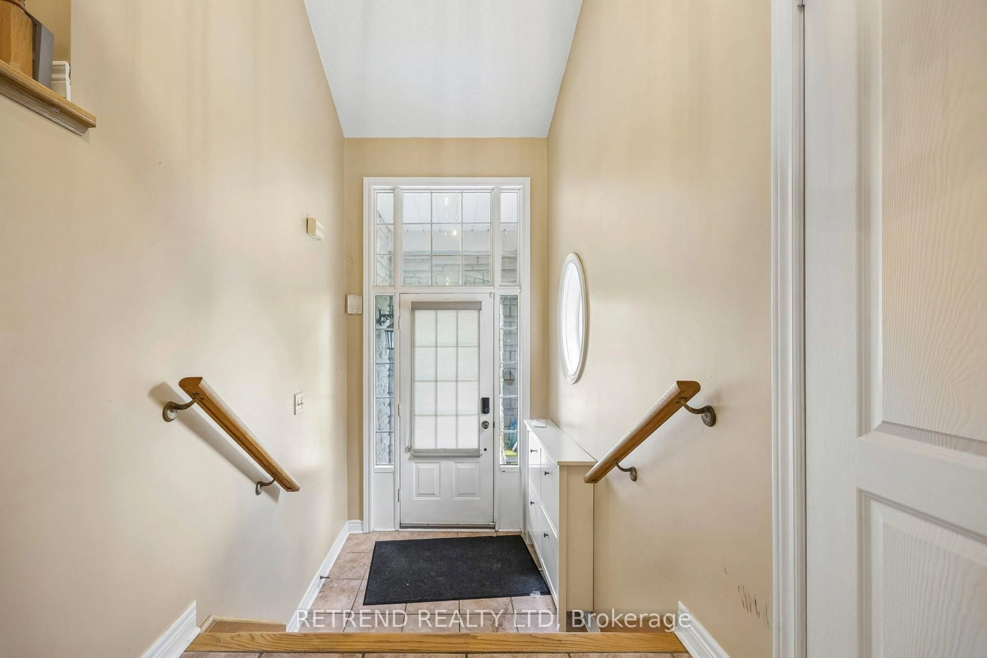 Indoor entryway for 27 Terrastone Crt, Caledon Ontario L7E 2G7