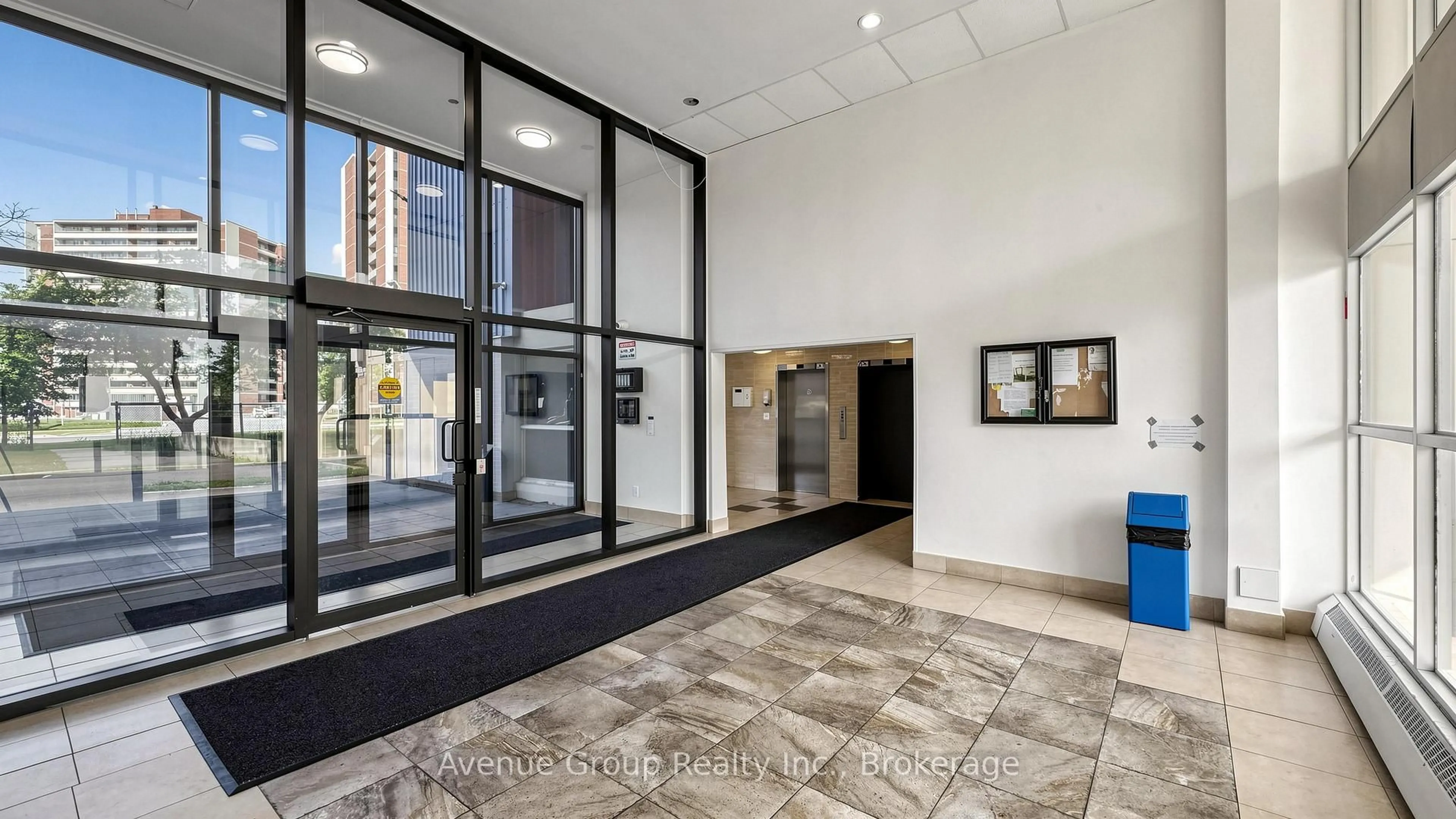 Indoor foyer for 4673 Jane St #417, Toronto Ontario M3N 2L1