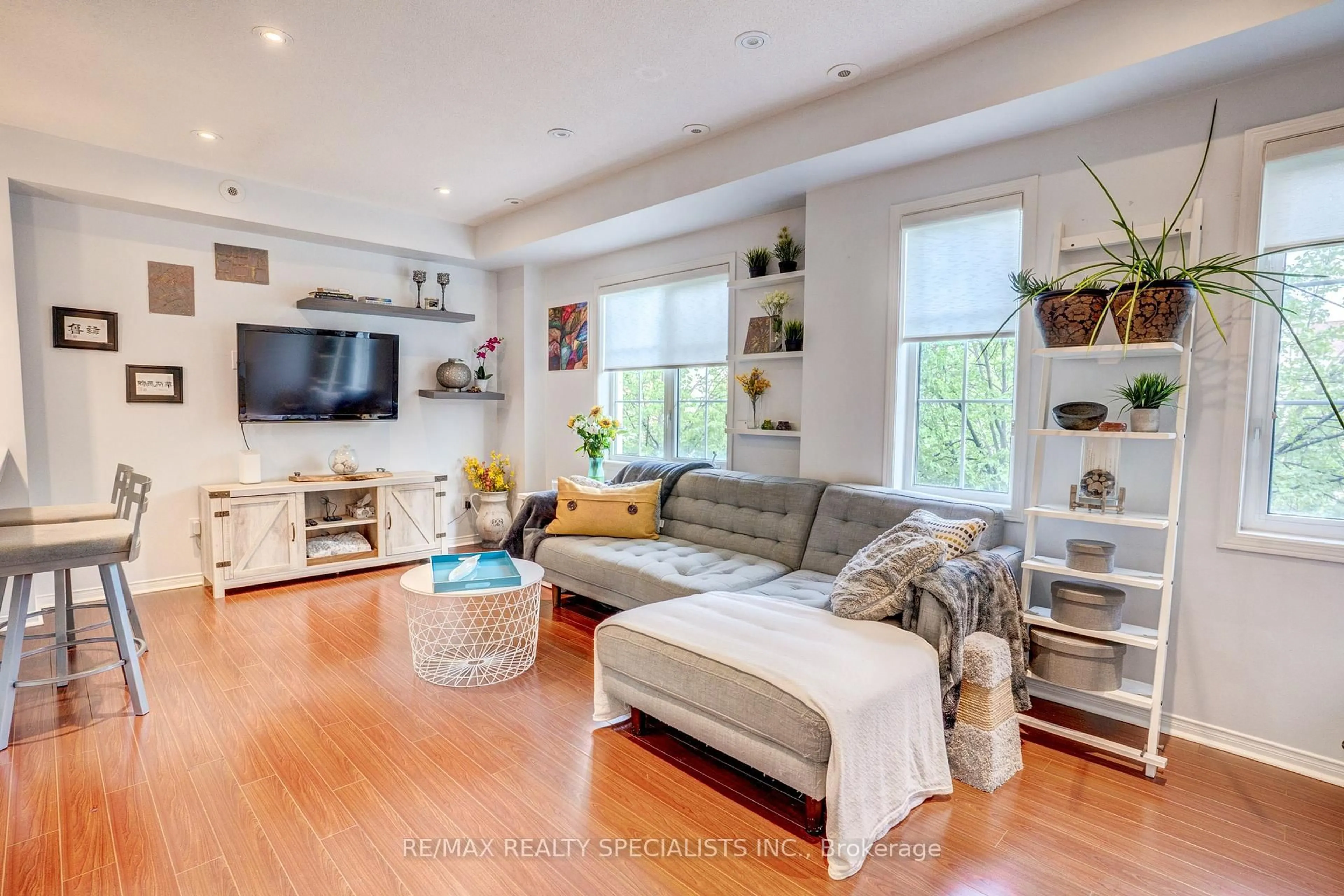 Living room with furniture, unknown for 615 Shoreline Dr #11, Mississauga Ontario L5B 4K4