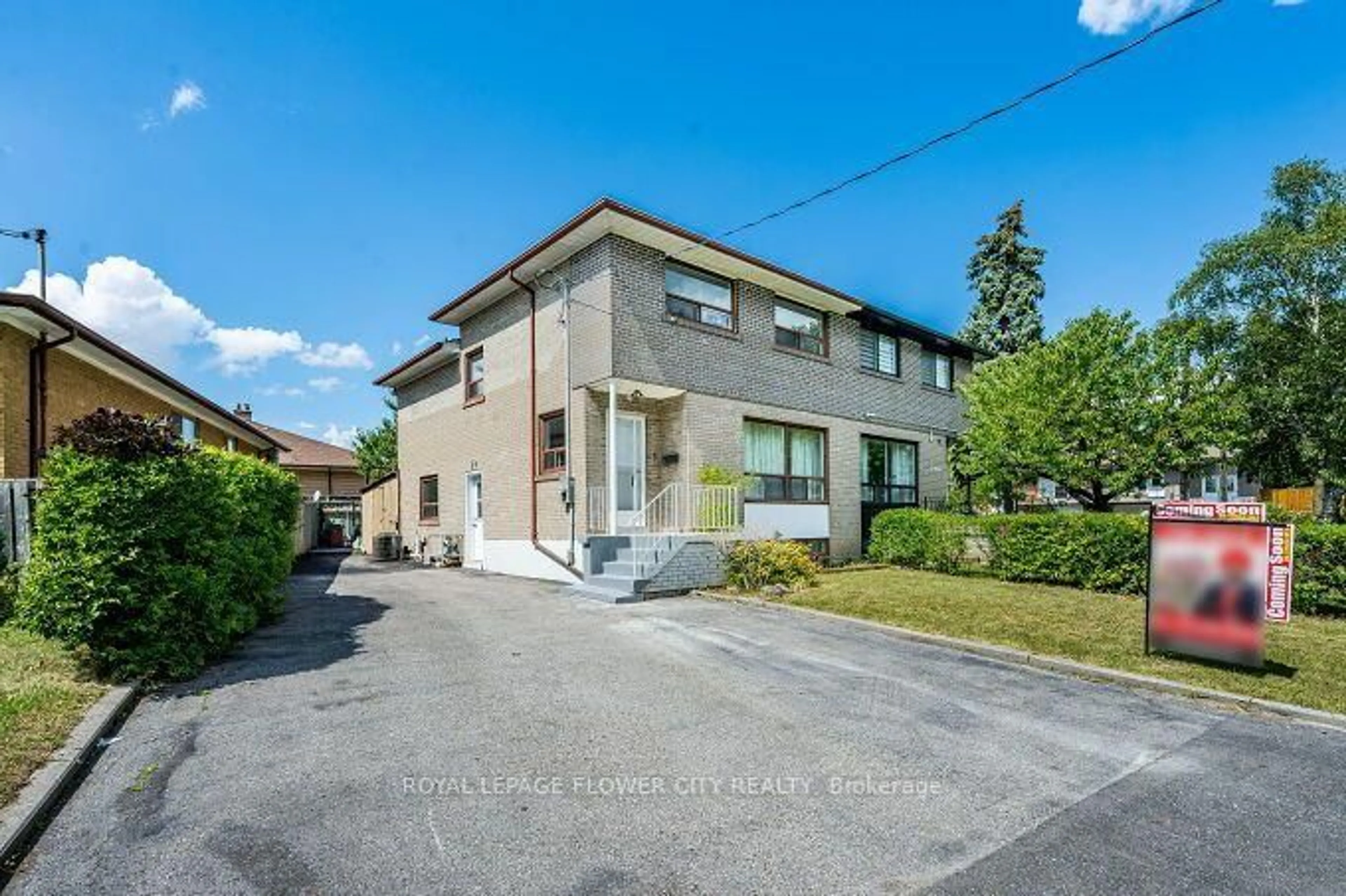 A pic from outside/outdoor area/front of a property/back of a property/a pic from drone, street for 3 Clayhall Cres, Toronto Ontario M3J 1W5