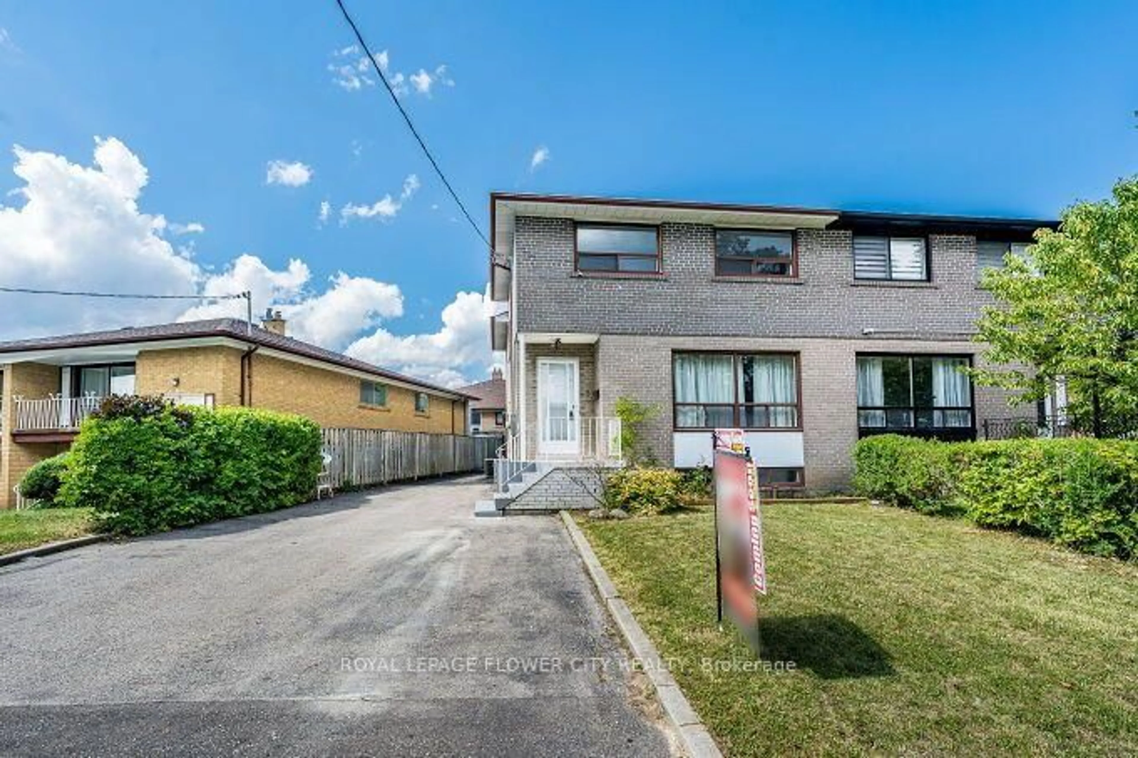 A pic from outside/outdoor area/front of a property/back of a property/a pic from drone, street for 3 Clayhall Cres, Toronto Ontario M3J 1W5