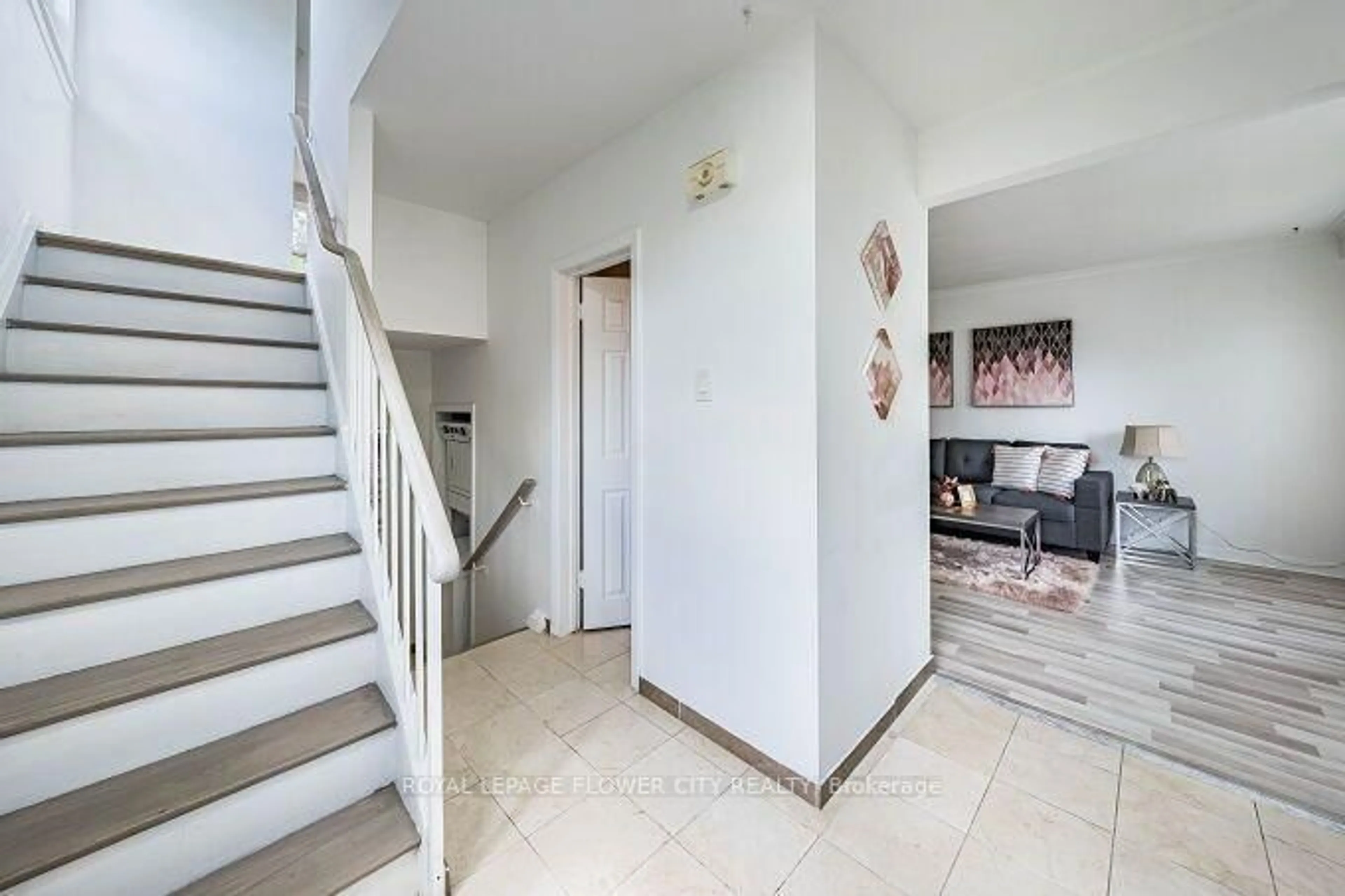 Indoor foyer for 3 Clayhall Cres, Toronto Ontario M3J 1W5