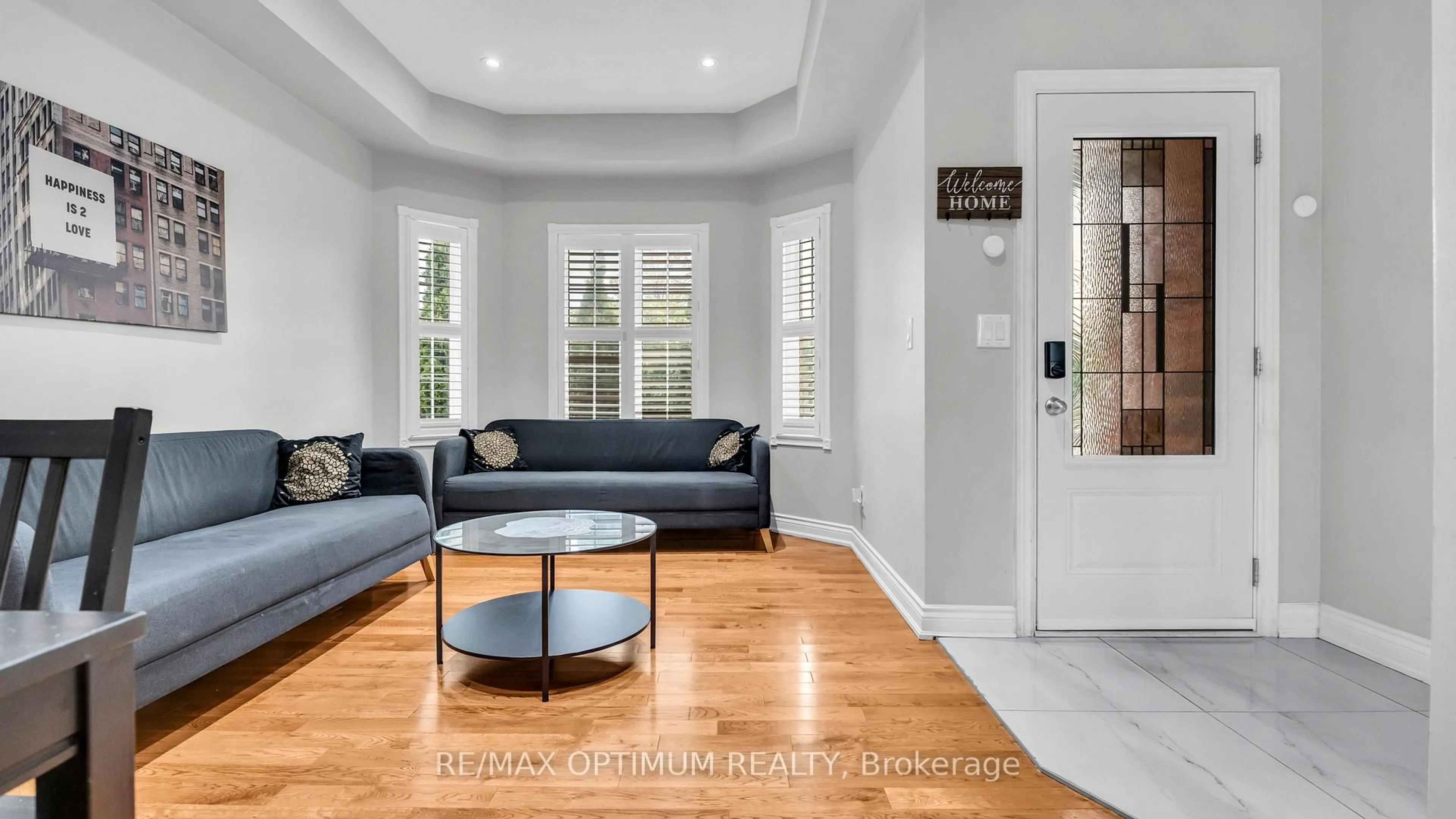 Living room with furniture, ceramic/tile floor for 7181 Tabbyman Walk, Mississauga Ontario L5W 1K4