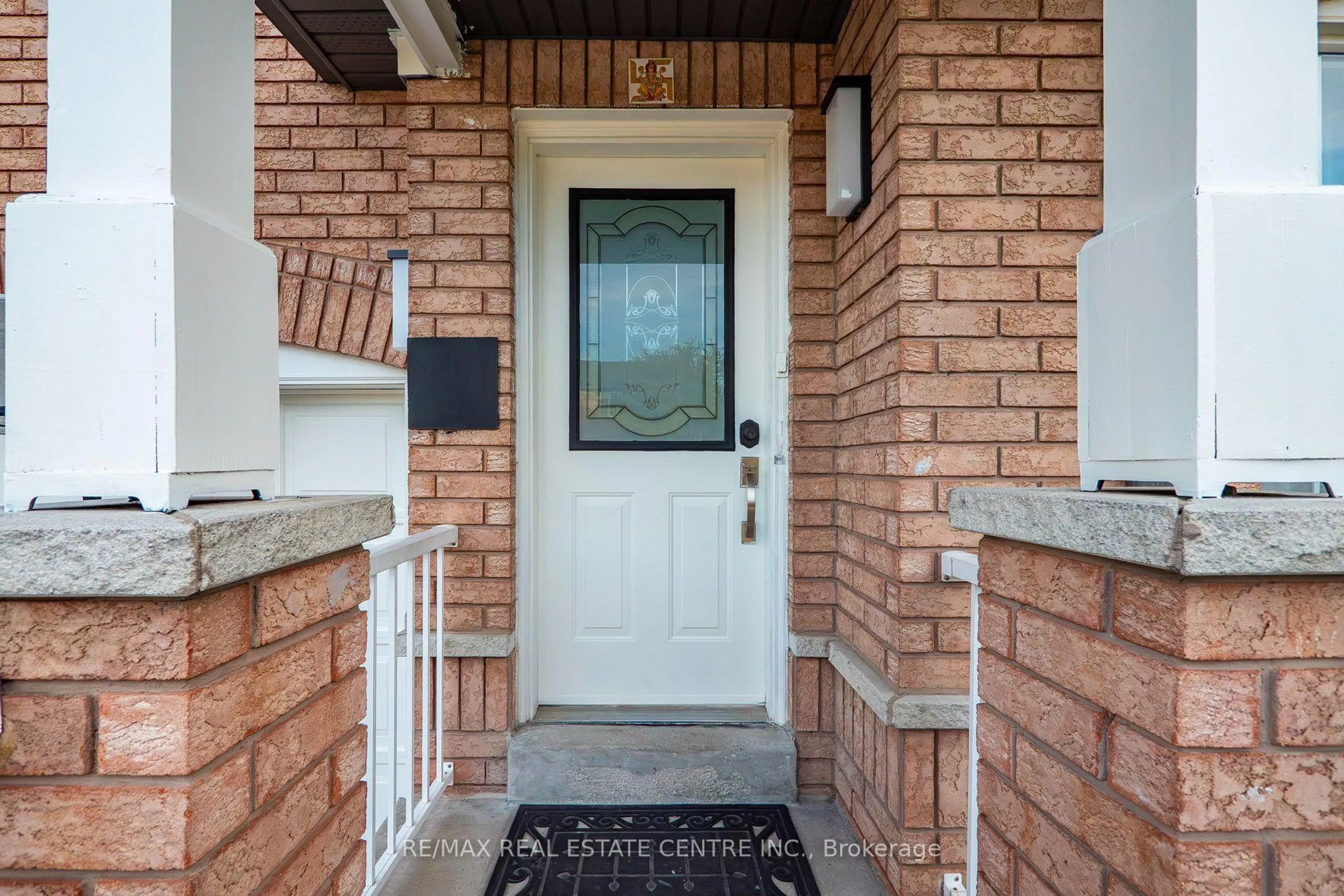 Indoor entryway for 8 Flatlands Way, Brampton Ontario L6R 2B5