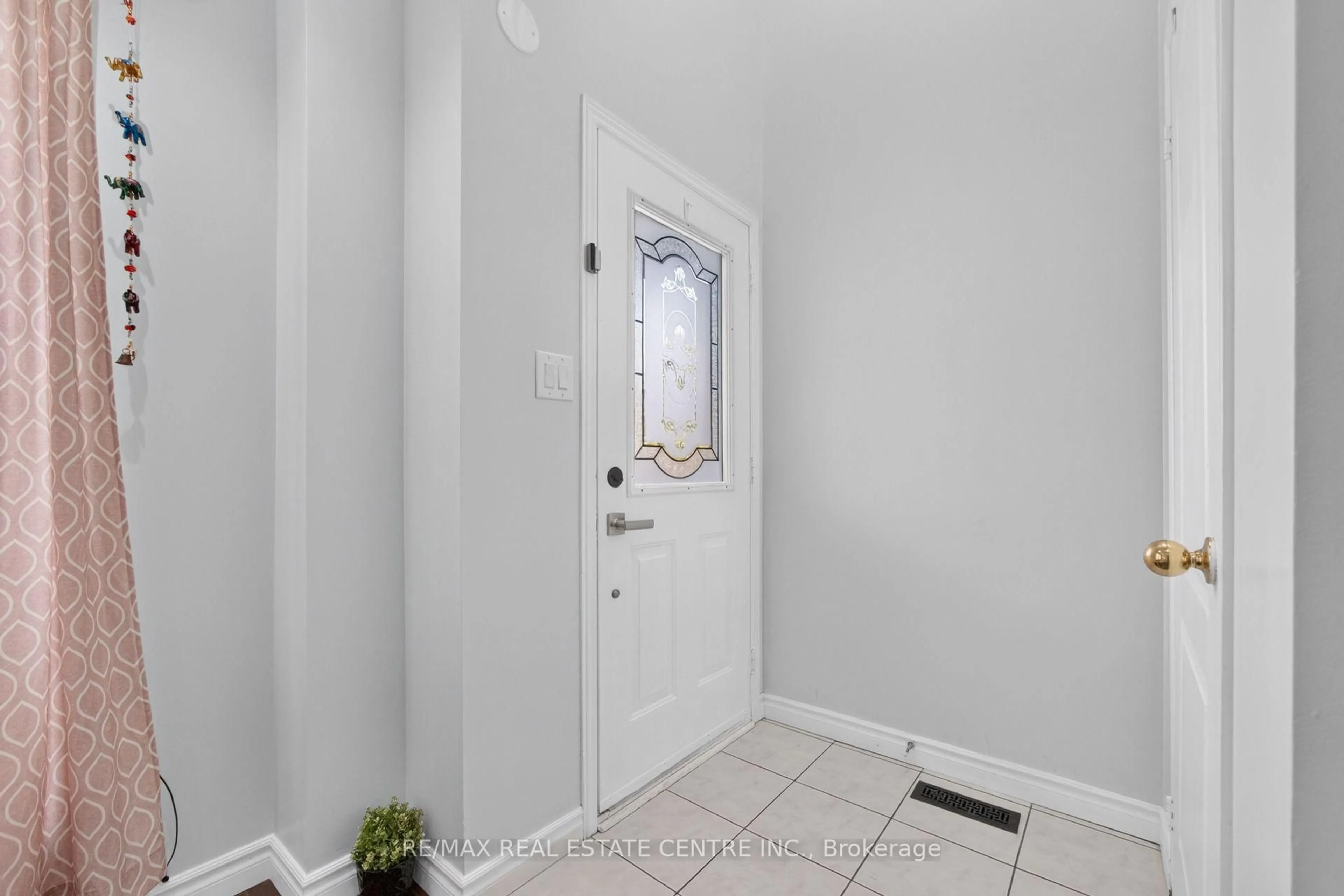 Indoor entryway for 8 Flatlands Way, Brampton Ontario L6R 2B5