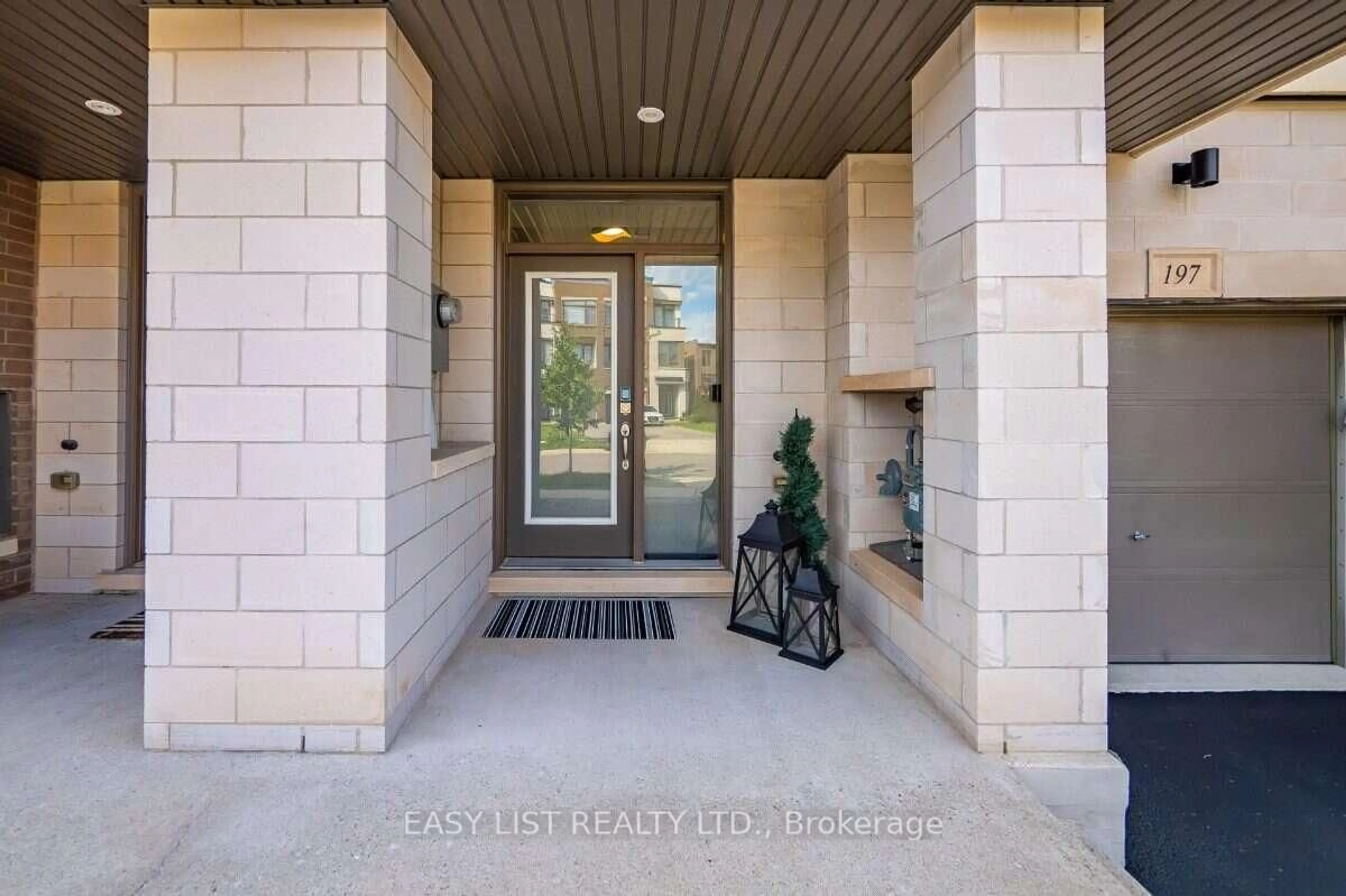 Indoor entryway for 197 Fowley Dr, Oakville Ontario L6H 0P3
