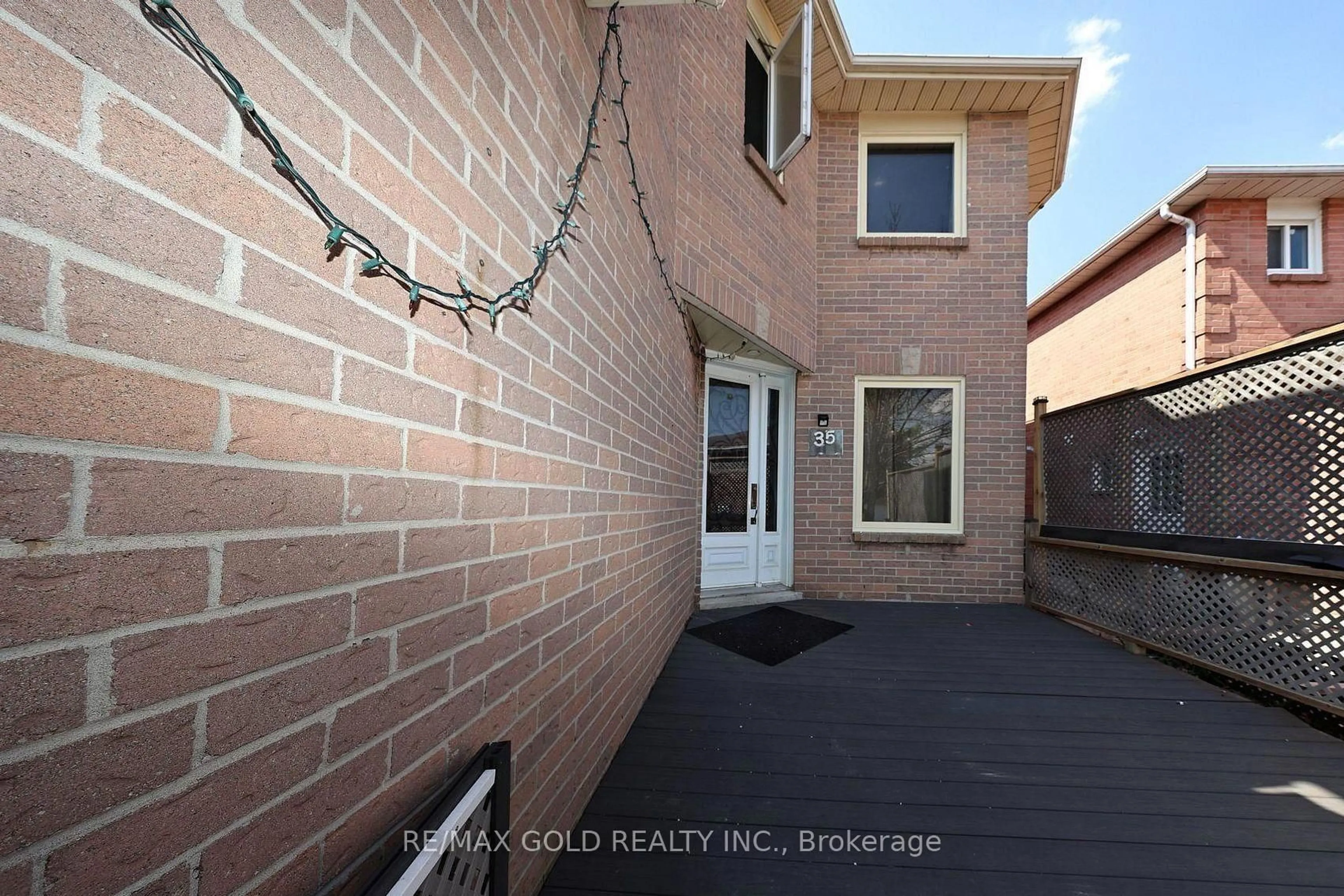 Unknown for 35 Kirk Dr, Brampton Ontario L6X 4E6
