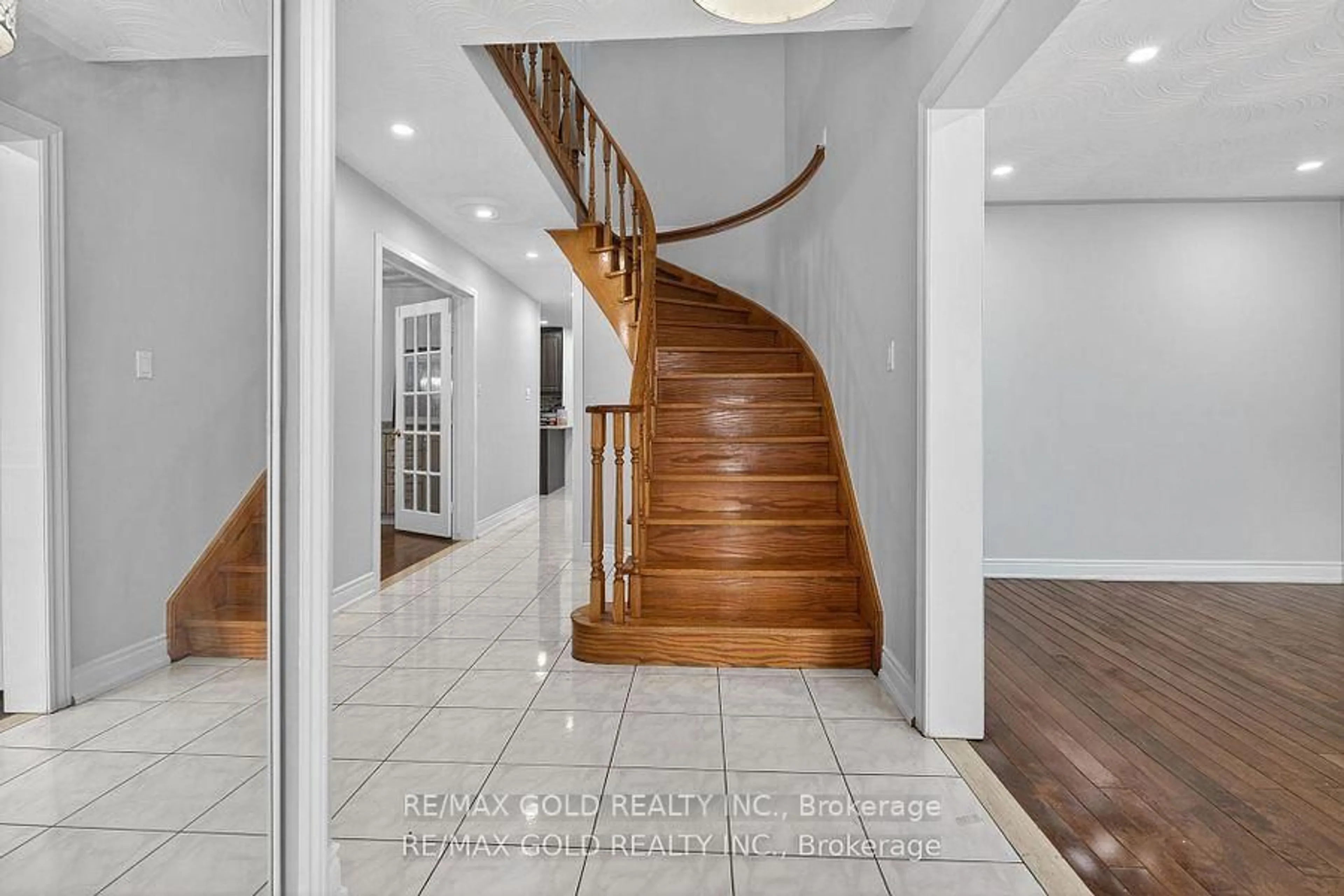 Indoor entryway for 35 Kirk Dr, Brampton Ontario L6X 4E6