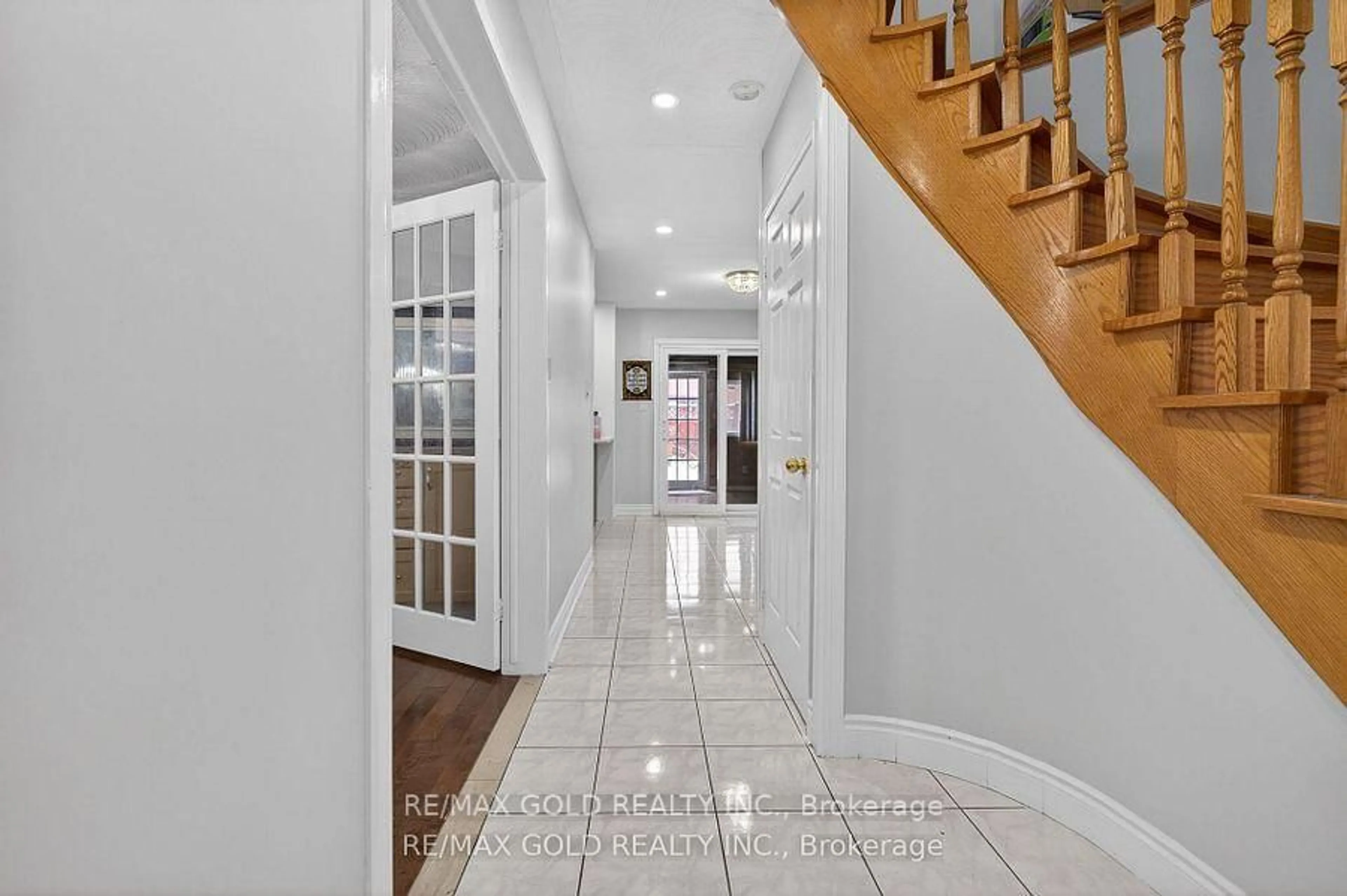 Indoor entryway for 35 Kirk Dr, Brampton Ontario L6X 4E6