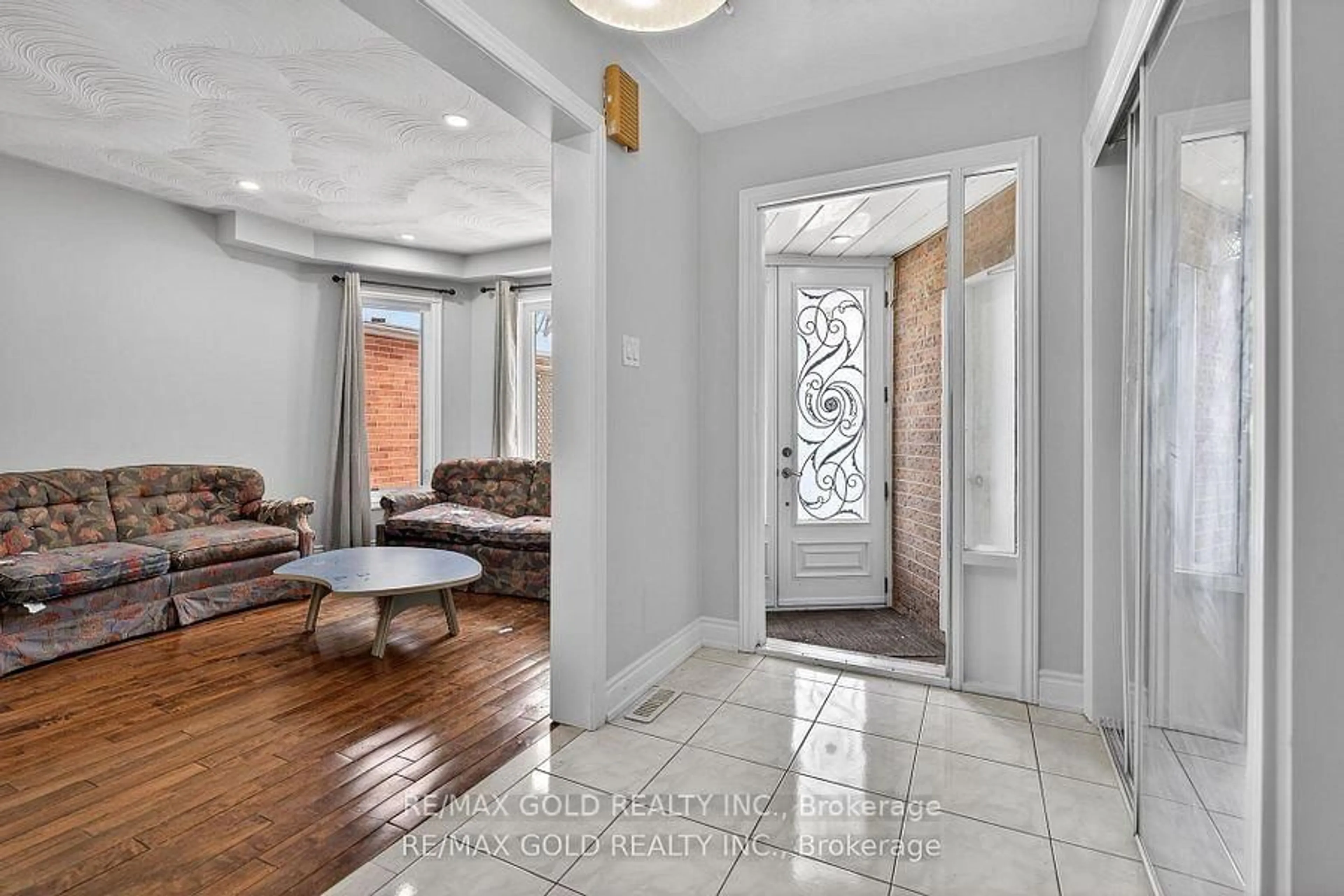 Indoor entryway for 35 Kirk Dr, Brampton Ontario L6X 4E6