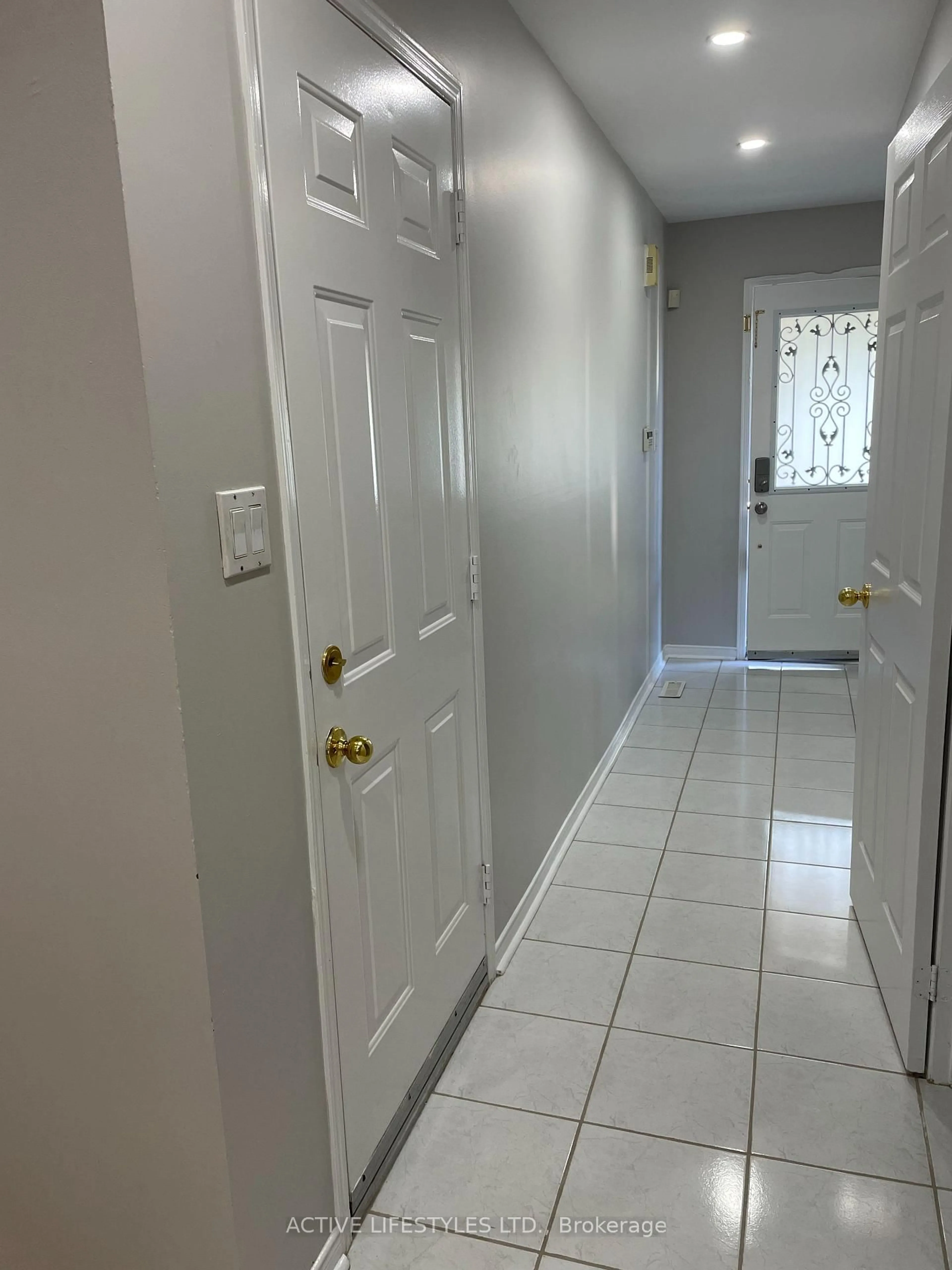Indoor entryway for 7647 Doverwood Dr, Mississauga Ontario L5N 8J2