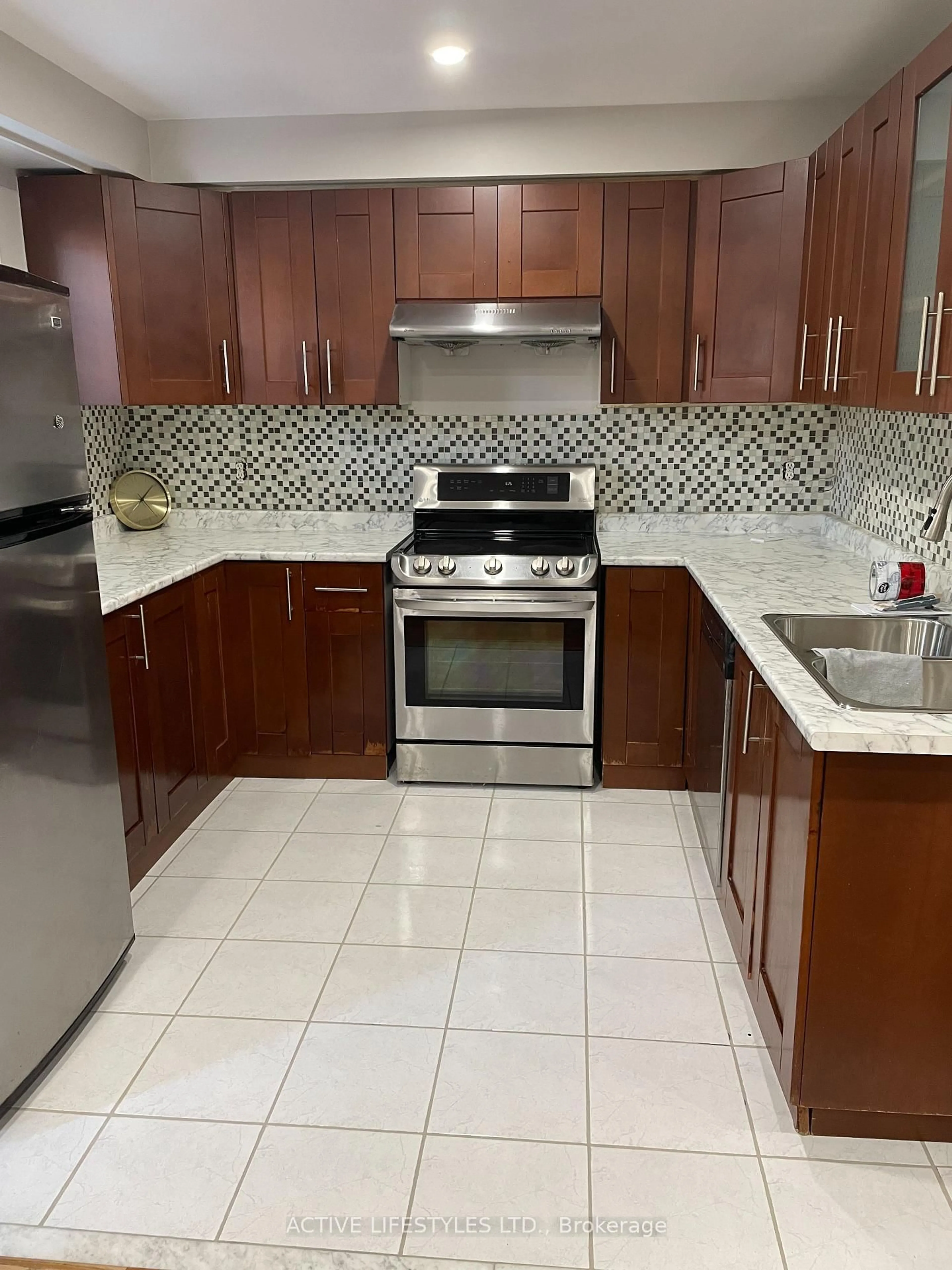 Standard kitchen, ceramic/tile floor for 7647 Doverwood Dr, Mississauga Ontario L5N 8J2