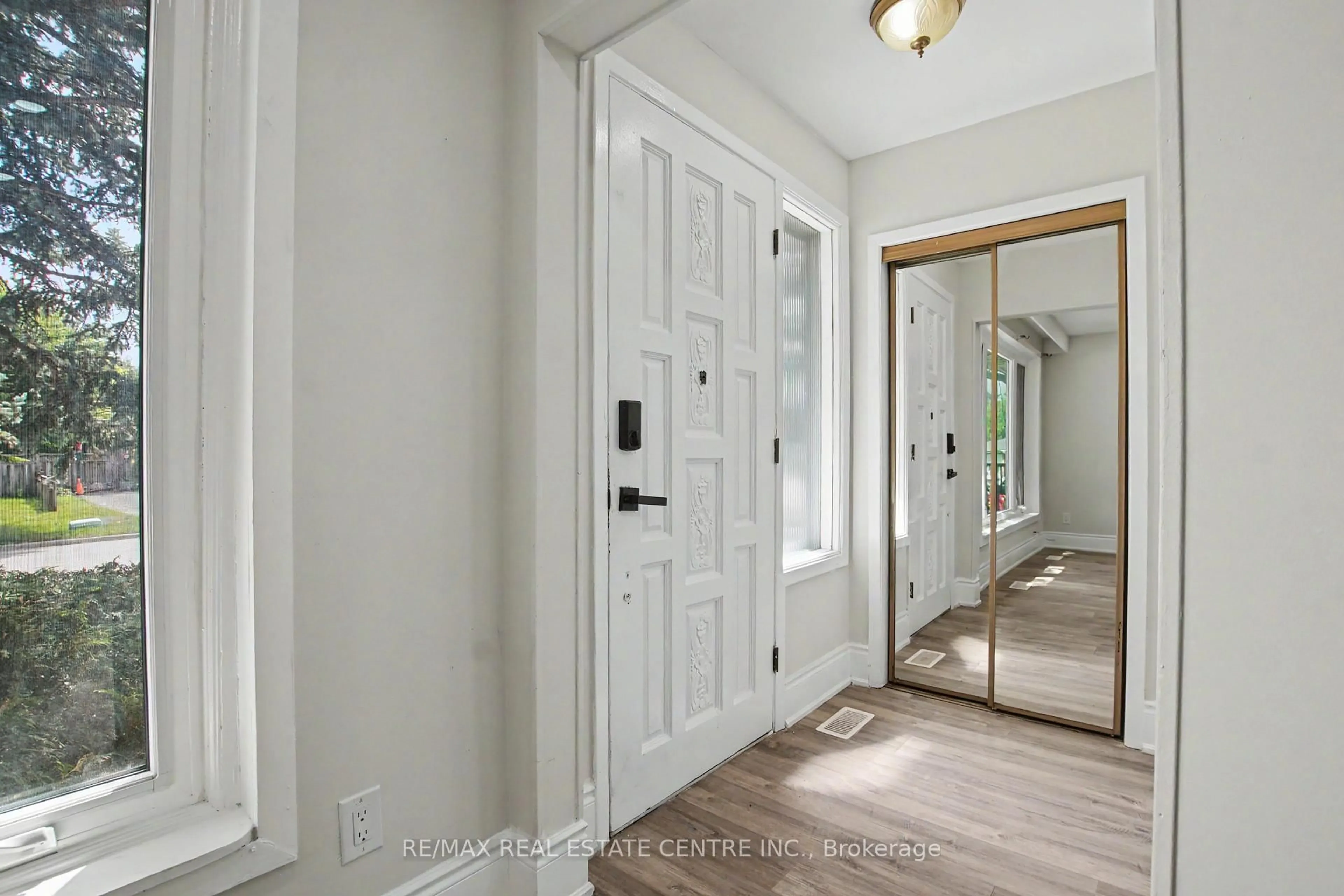 Indoor entryway for 46 Northwood Dr, Brampton Ontario L6X 2L2