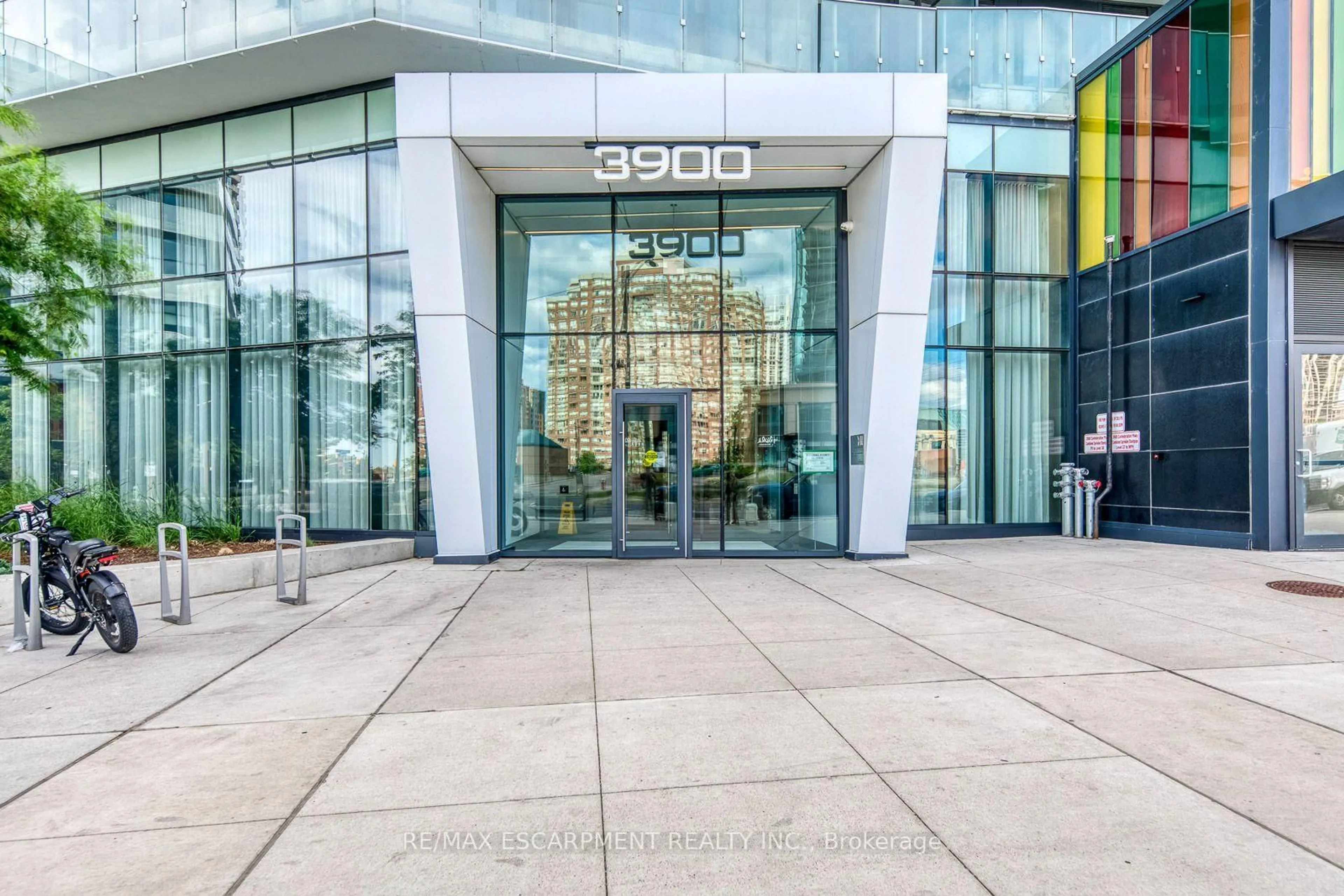 Indoor foyer for 3900 Confederation Pkwy #5010, Mississauga Ontario L5B 0M3