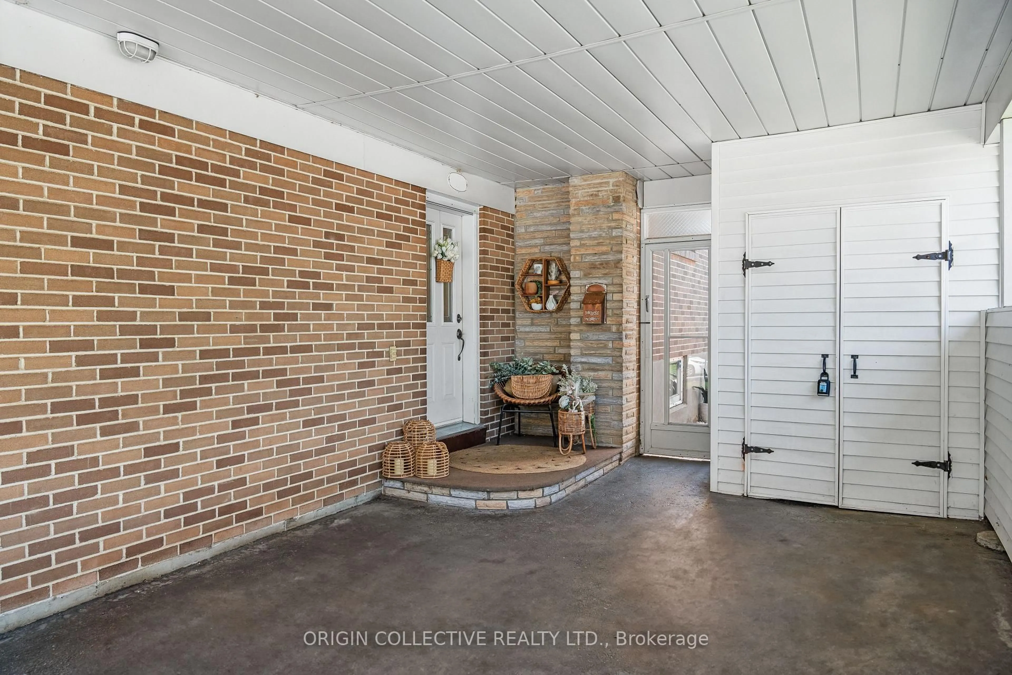 Indoor entryway for 983 Parthia Cres, Mississauga Ontario L4Y 2K9
