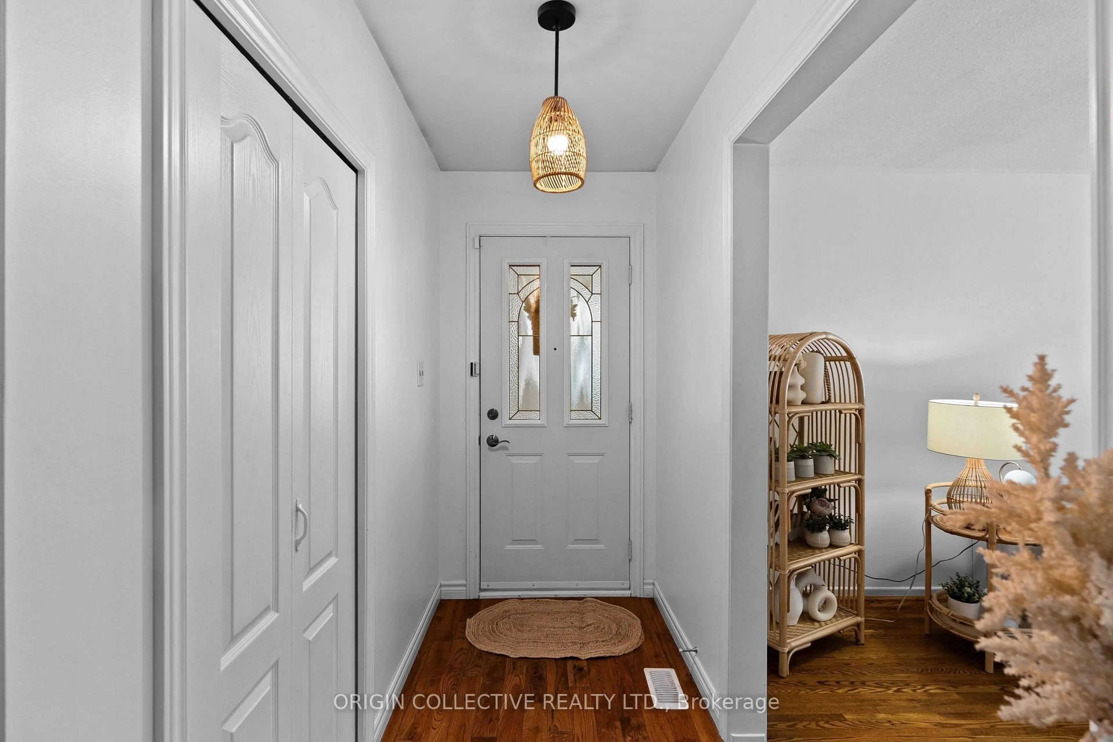 Indoor entryway for 983 Parthia Cres, Mississauga Ontario L4Y 2K9
