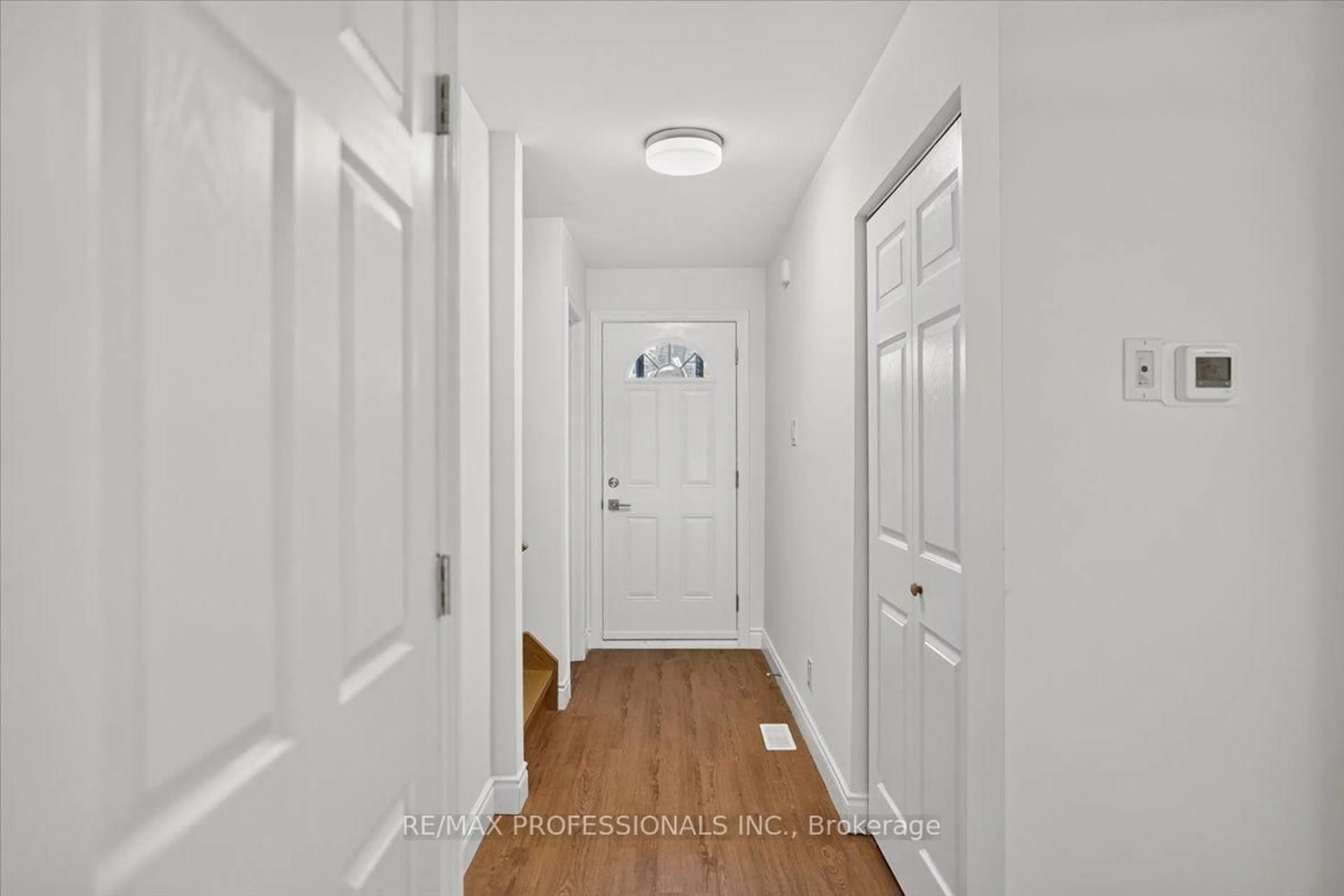 Indoor entryway for 2687 Bromsgrove Rd #6, Mississauga Ontario L5J 4C6