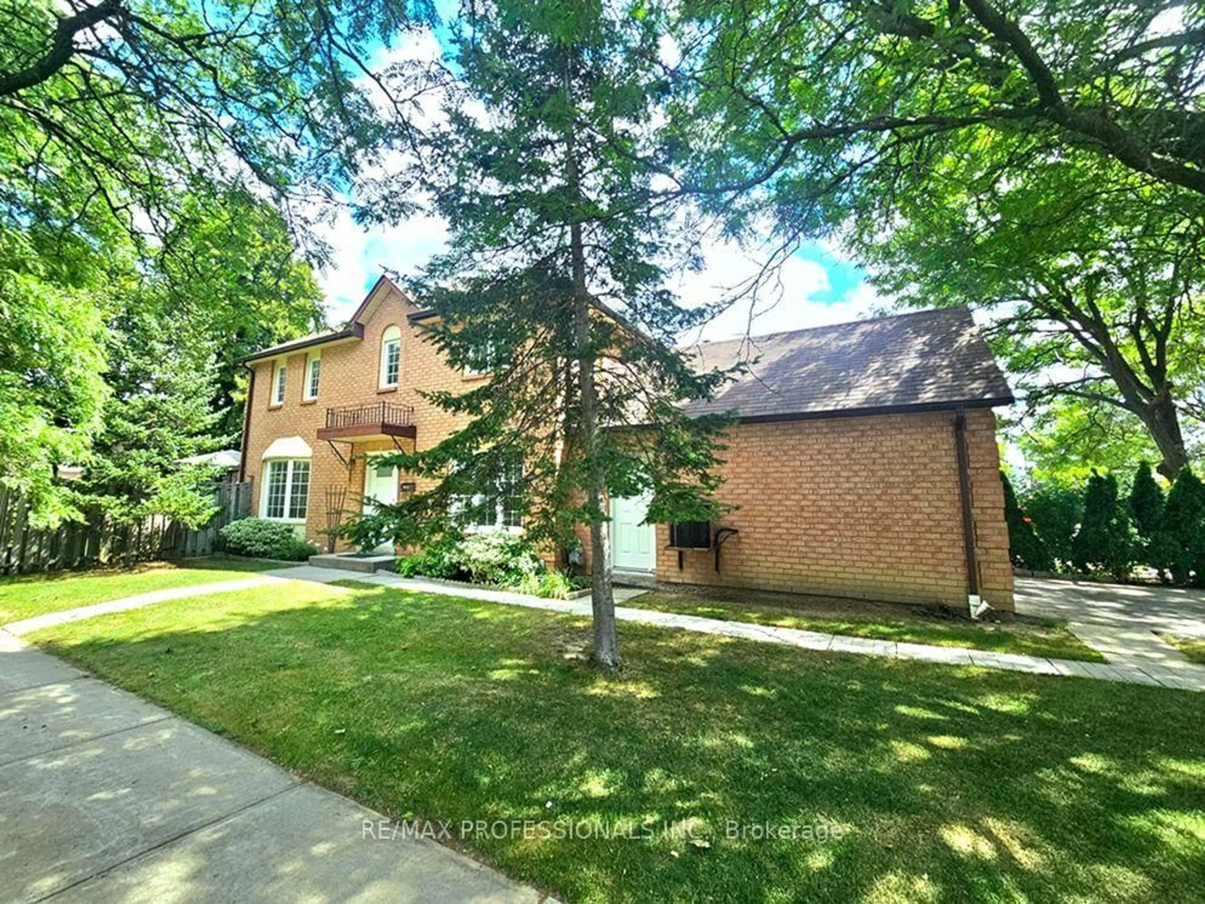 A pic from outside/outdoor area/front of a property/back of a property/a pic from drone, street for 500 Silverthorne Cres #1, Mississauga Ontario L5R 1W3