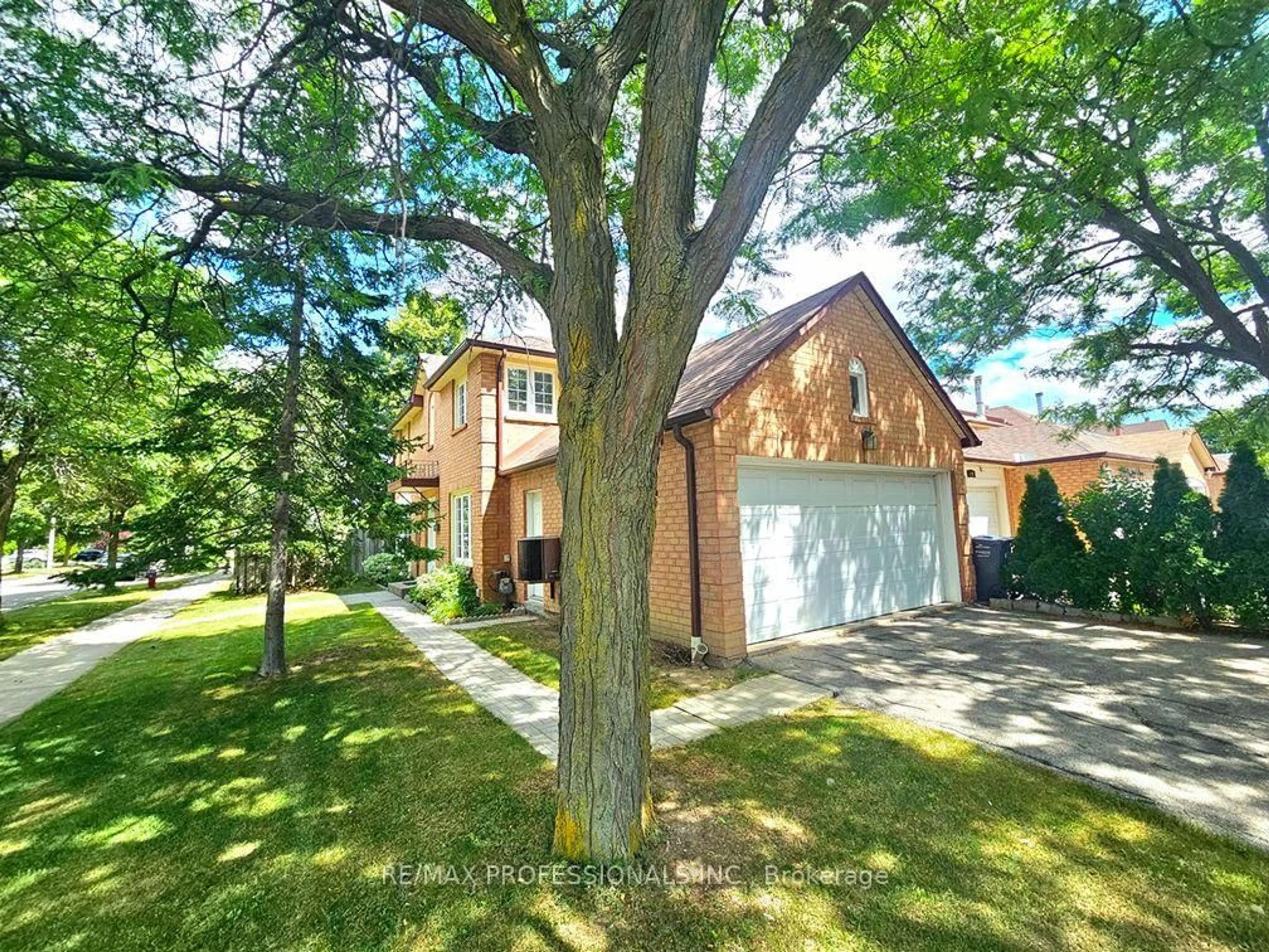 A pic from outside/outdoor area/front of a property/back of a property/a pic from drone, street for 500 Silverthorne Cres #1, Mississauga Ontario L5R 1W3