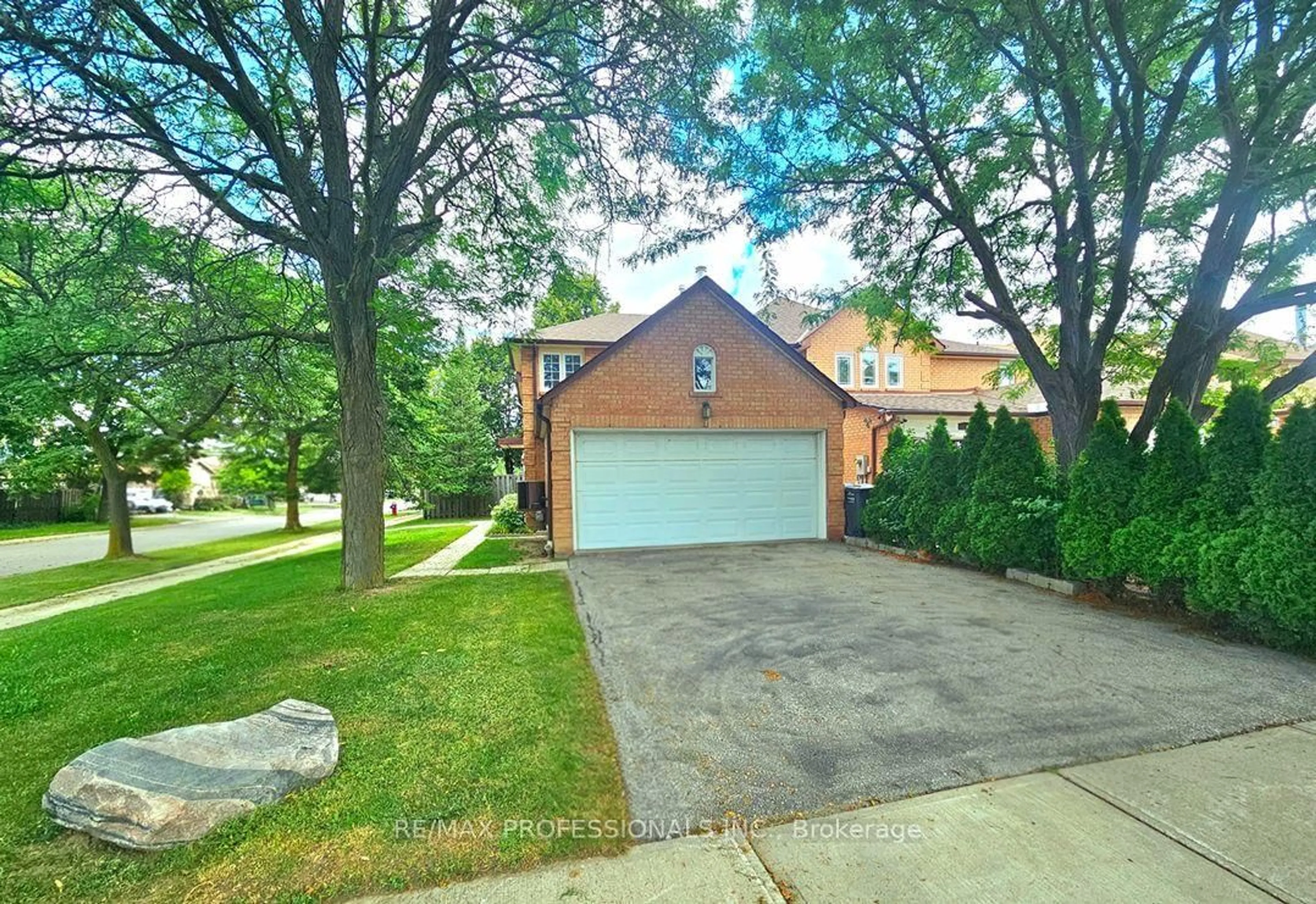 A pic from outside/outdoor area/front of a property/back of a property/a pic from drone, street for 500 Silverthorne Cres #1, Mississauga Ontario L5R 1W3