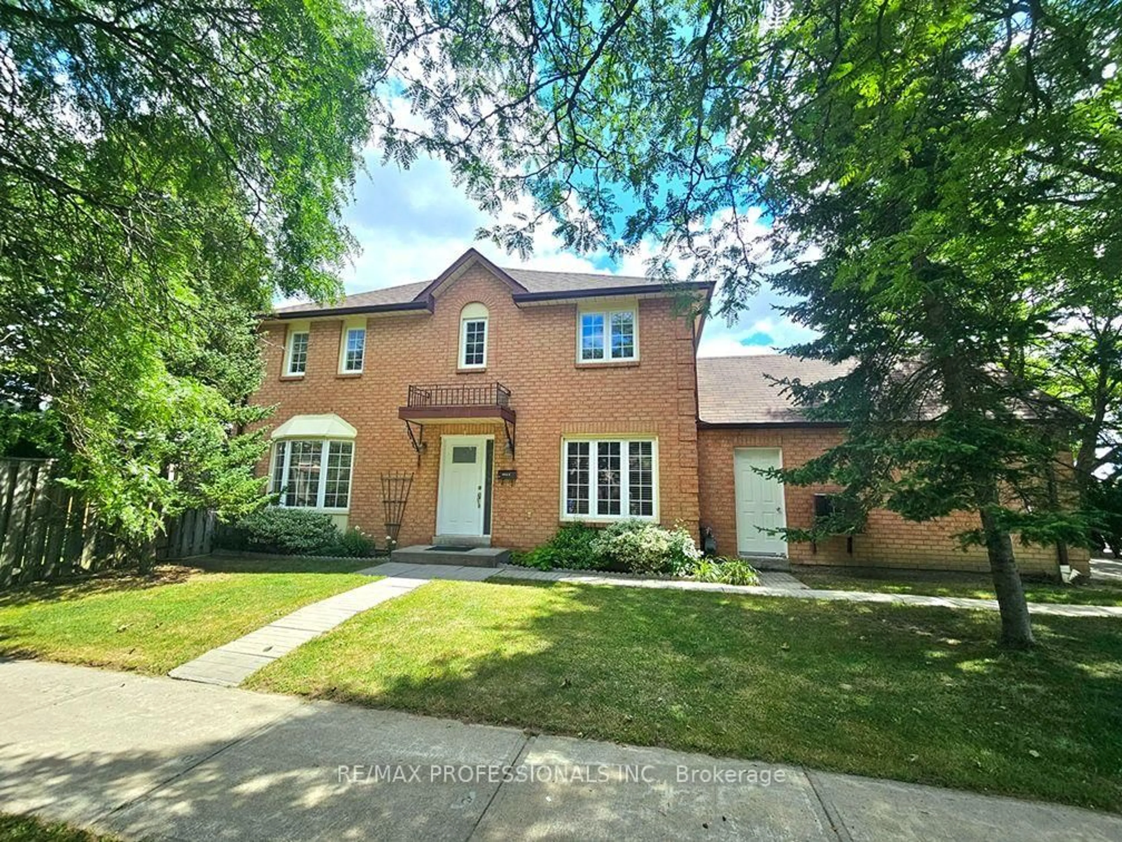Home with brick exterior material, street for 500 Silverthorne Cres #1, Mississauga Ontario L5R 1W3