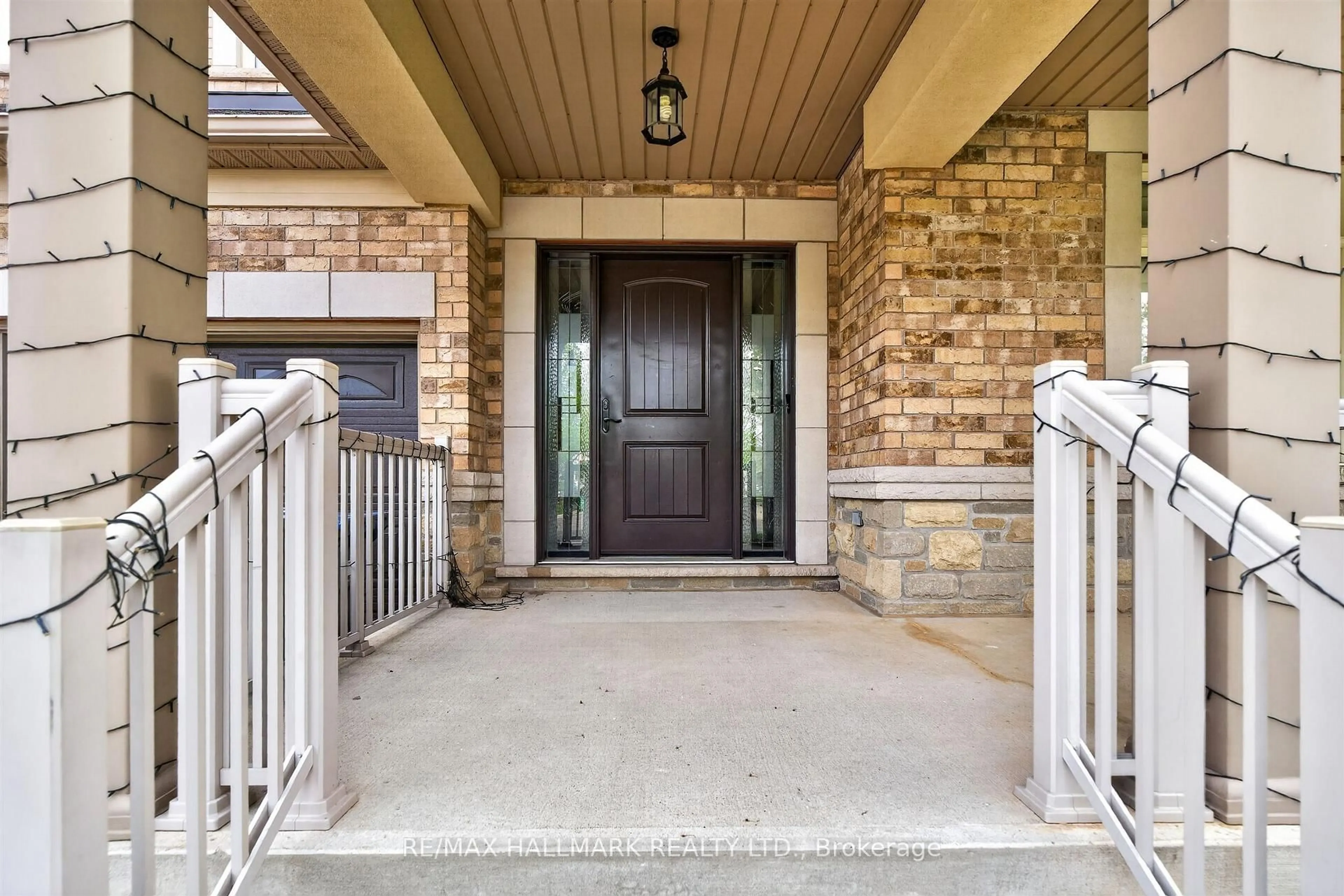 Indoor entryway for 99 Royal West Dr, Brampton Ontario L6X 0Z8