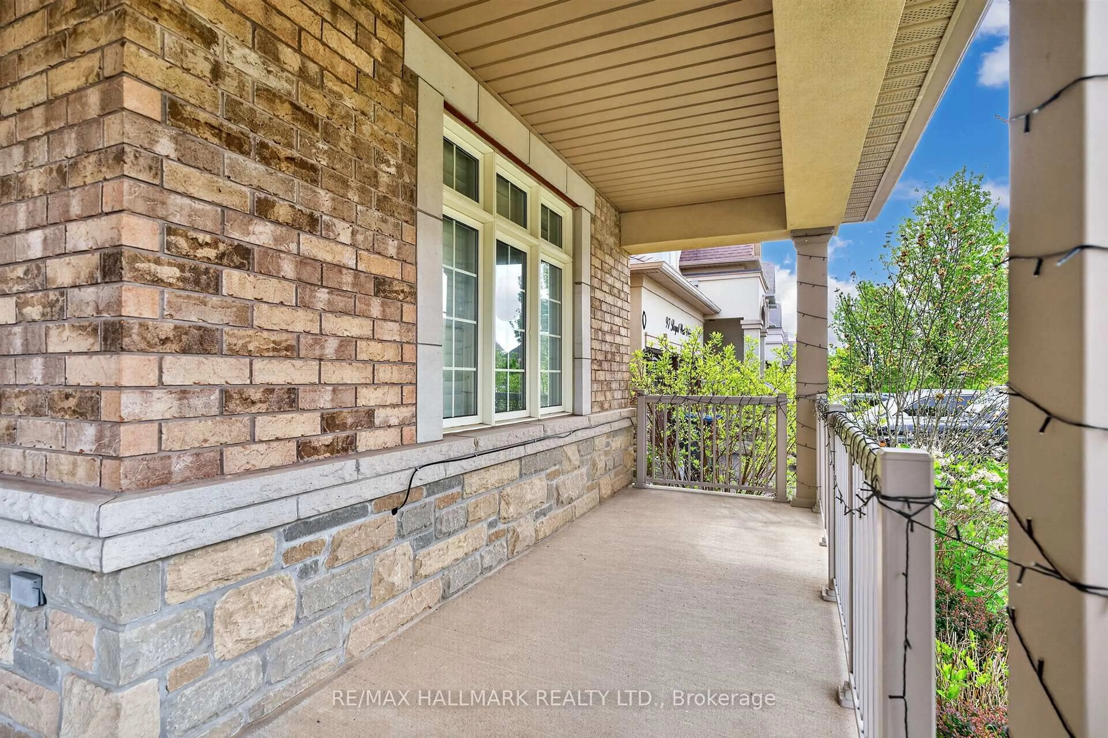 Patio, street for 99 Royal West Dr, Brampton Ontario L6X 0Z8