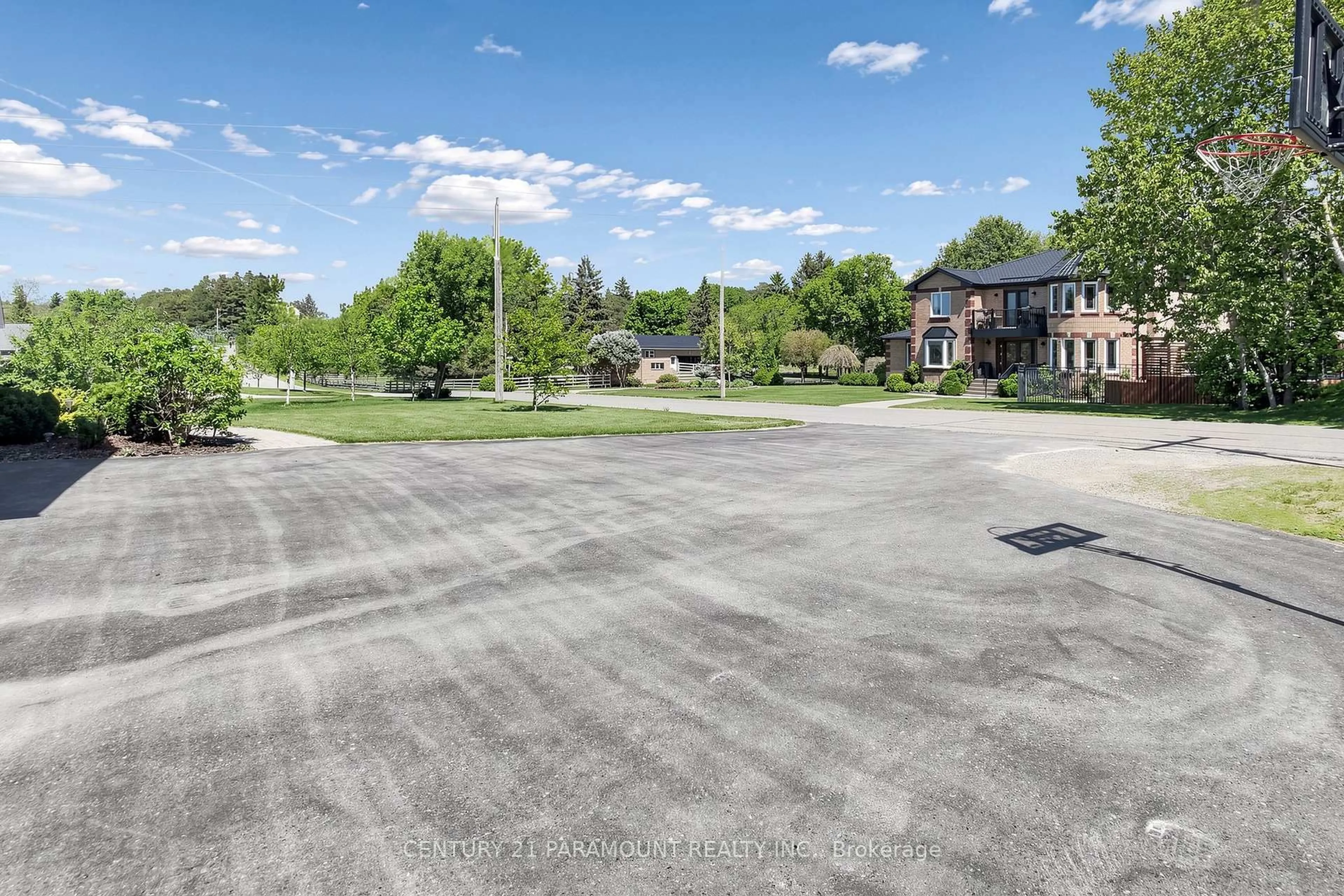 A pic from outside/outdoor area/front of a property/back of a property/a pic from drone, street for 48 Edmund St, Caledon Ontario L7K 0K2