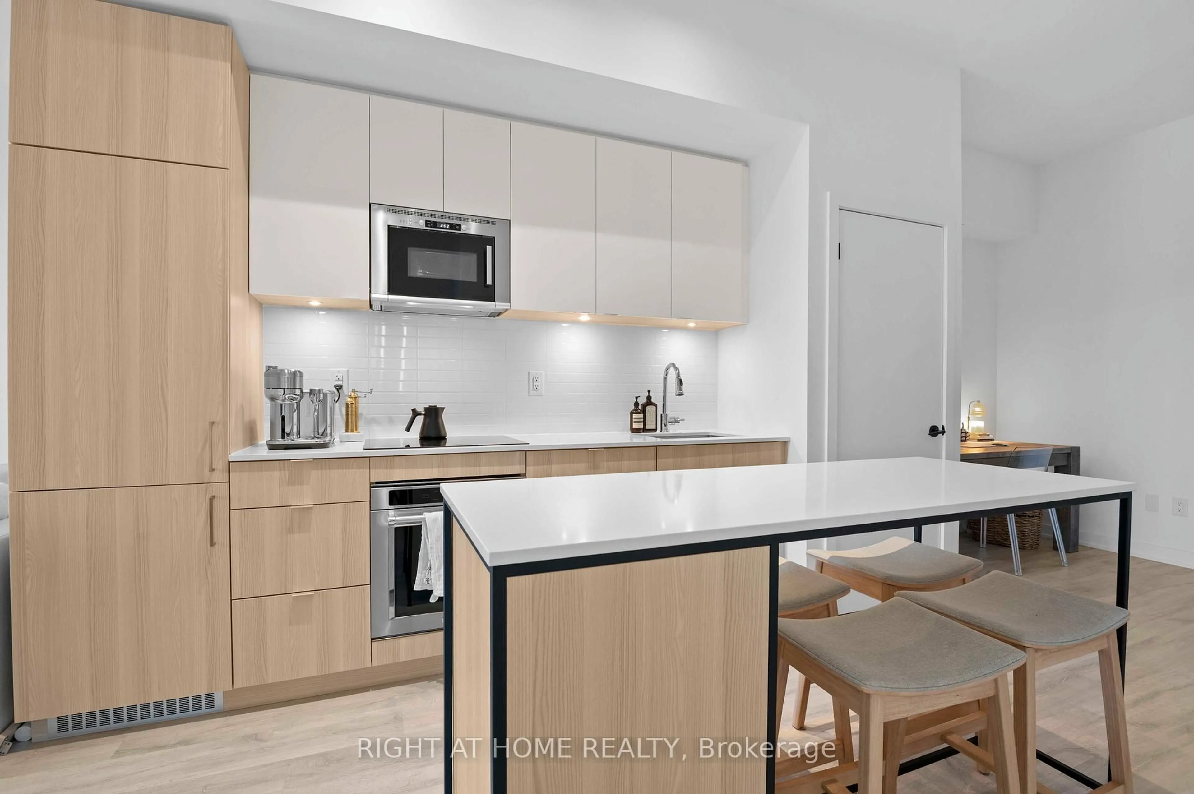 Unknown for 220 Missinnihe Way #403, Mississauga Ontario L5H 0A9