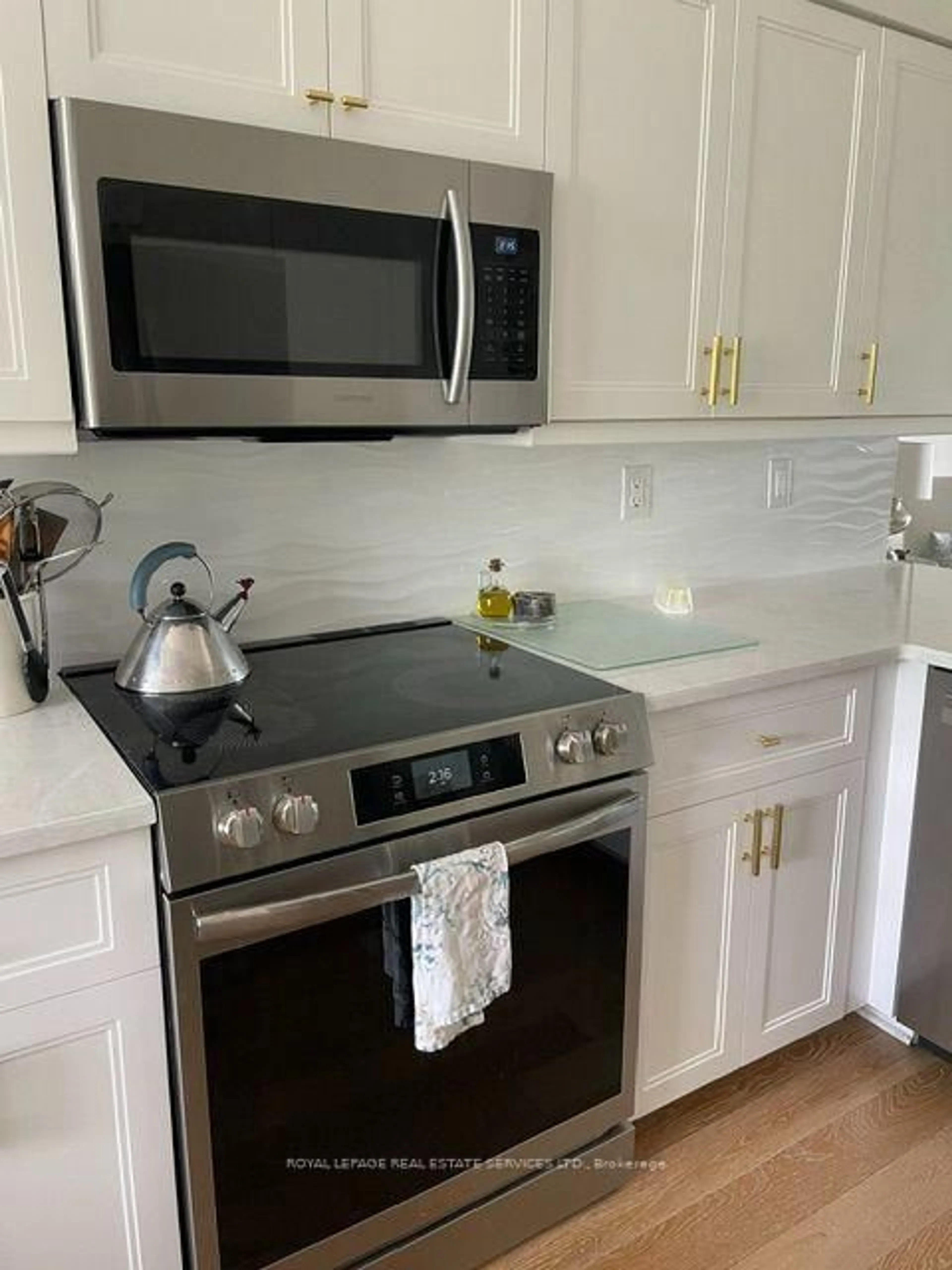 Standard kitchen, ceramic/tile floor for 25 Four Winds Dr #805, Toronto Ontario L5R 3W8