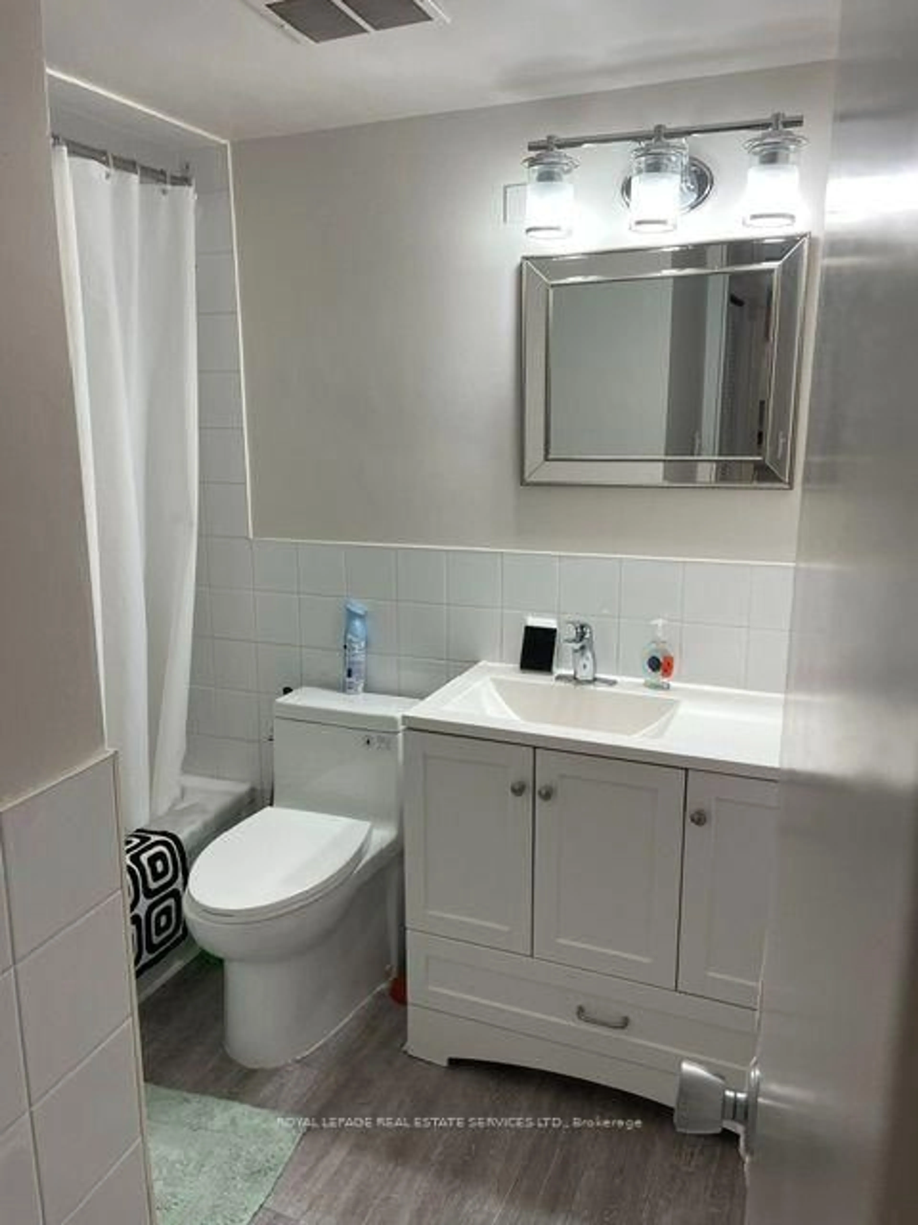 Standard bathroom, unknown for 25 Four Winds Dr #805, Toronto Ontario L5R 3W8