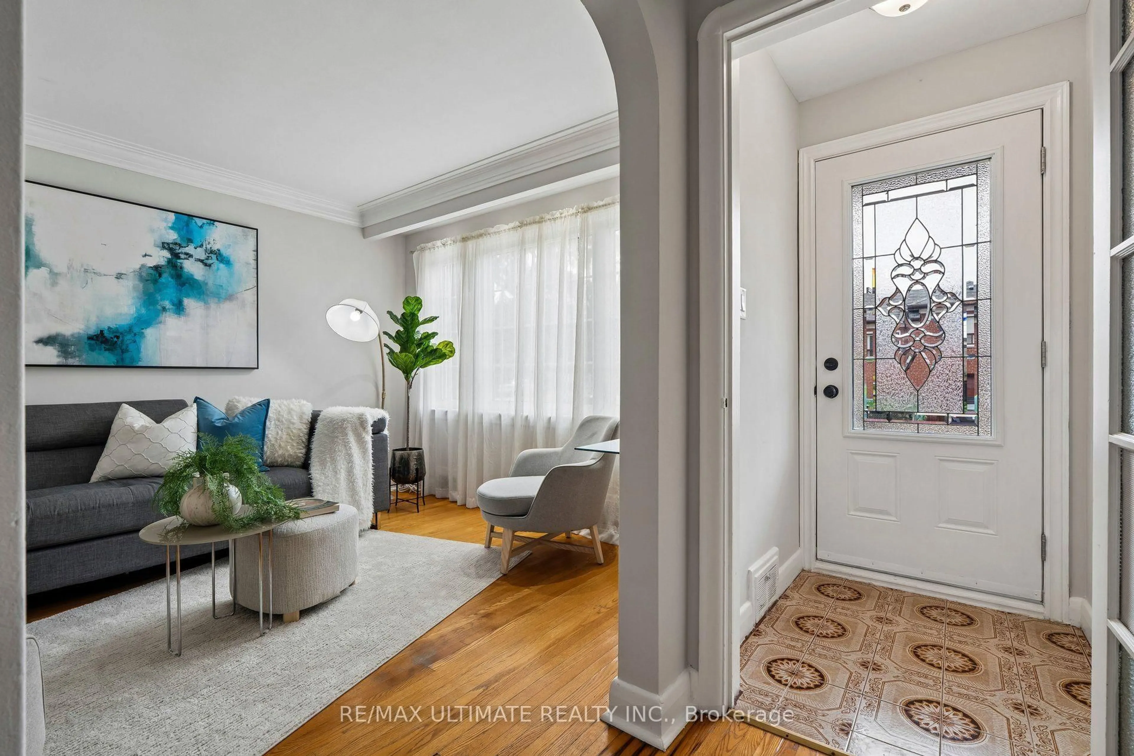 Indoor entryway for 124 Hope St, Toronto Ontario M6E 1K1