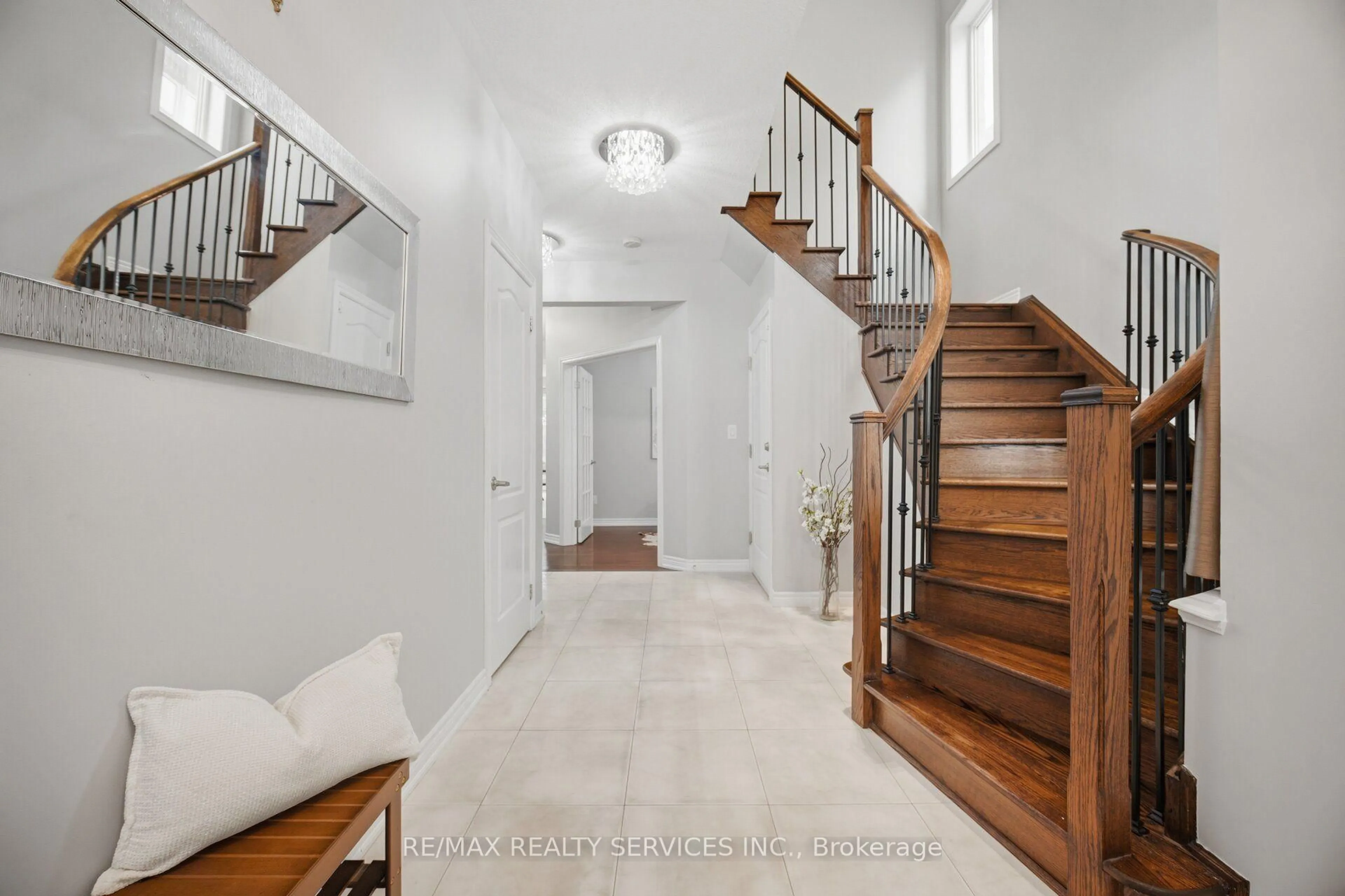 Indoor entryway for 79 Cedarholme Ave, Caledon Ontario L7C 3T2