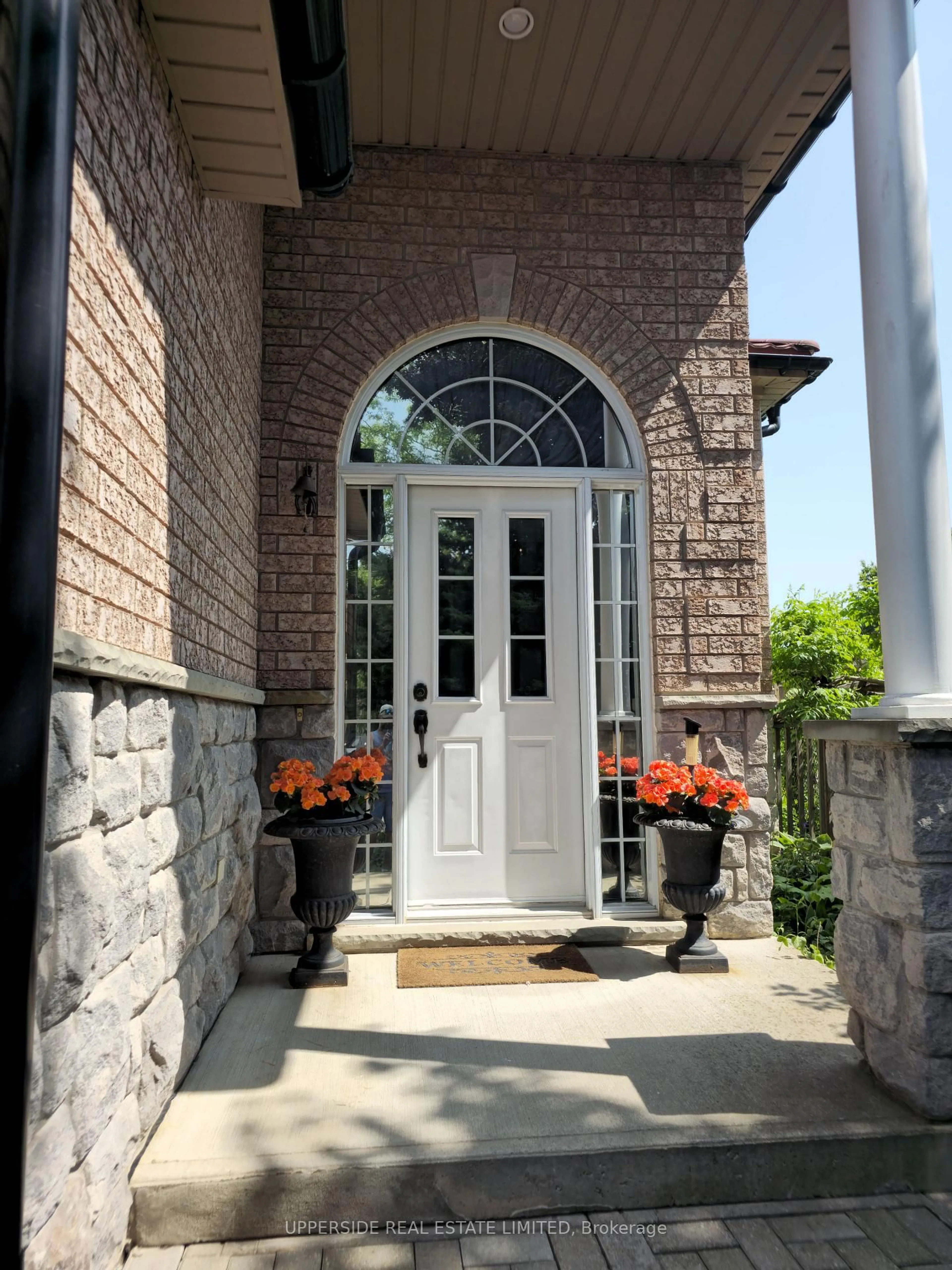 Indoor entryway for 4 Kingsley Rd, Halton Hills Ontario L7J 2Z5