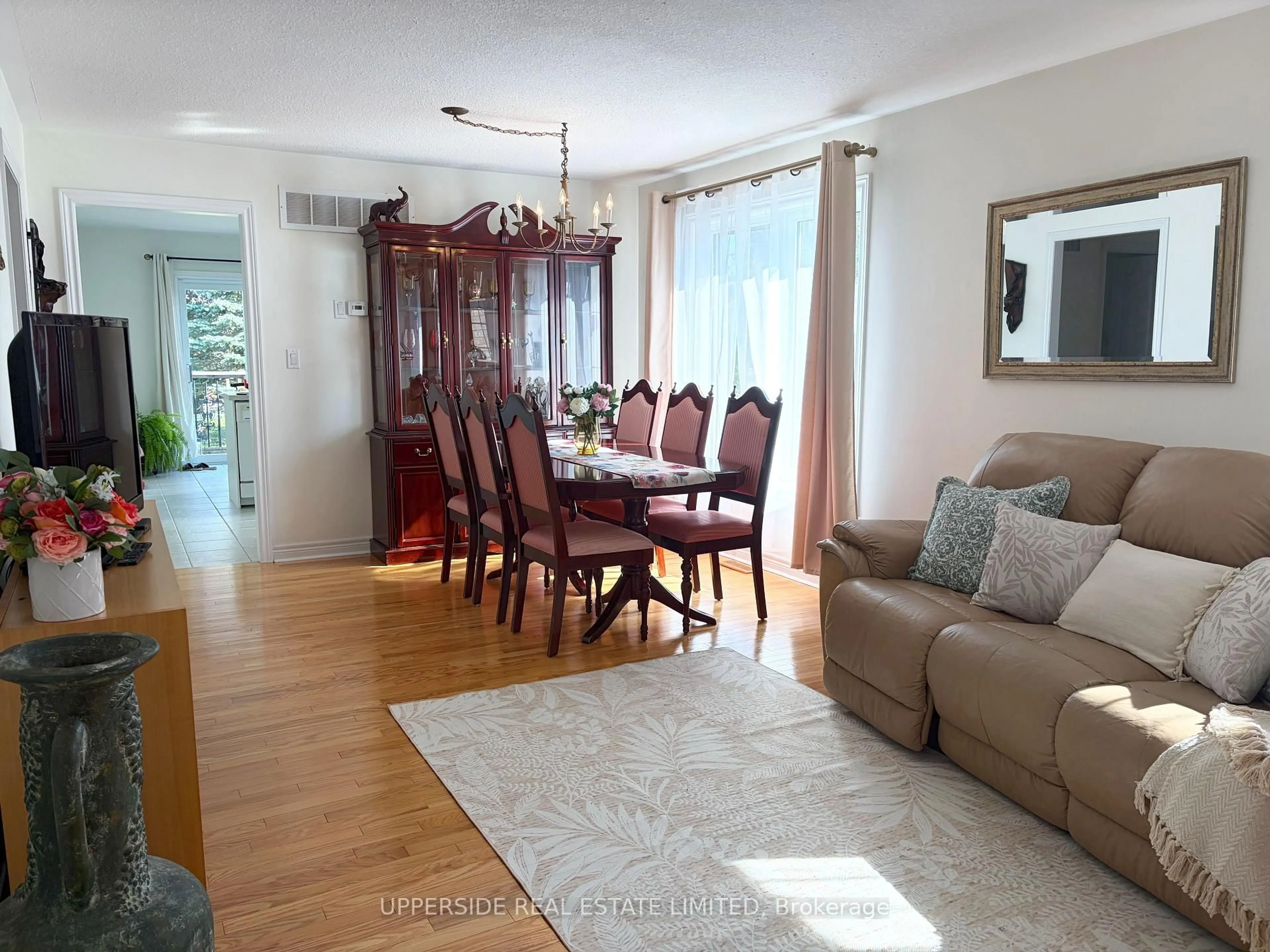 Dining room, wood/laminate floor for 4 Kingsley Rd, Halton Hills Ontario L7J 2Z5
