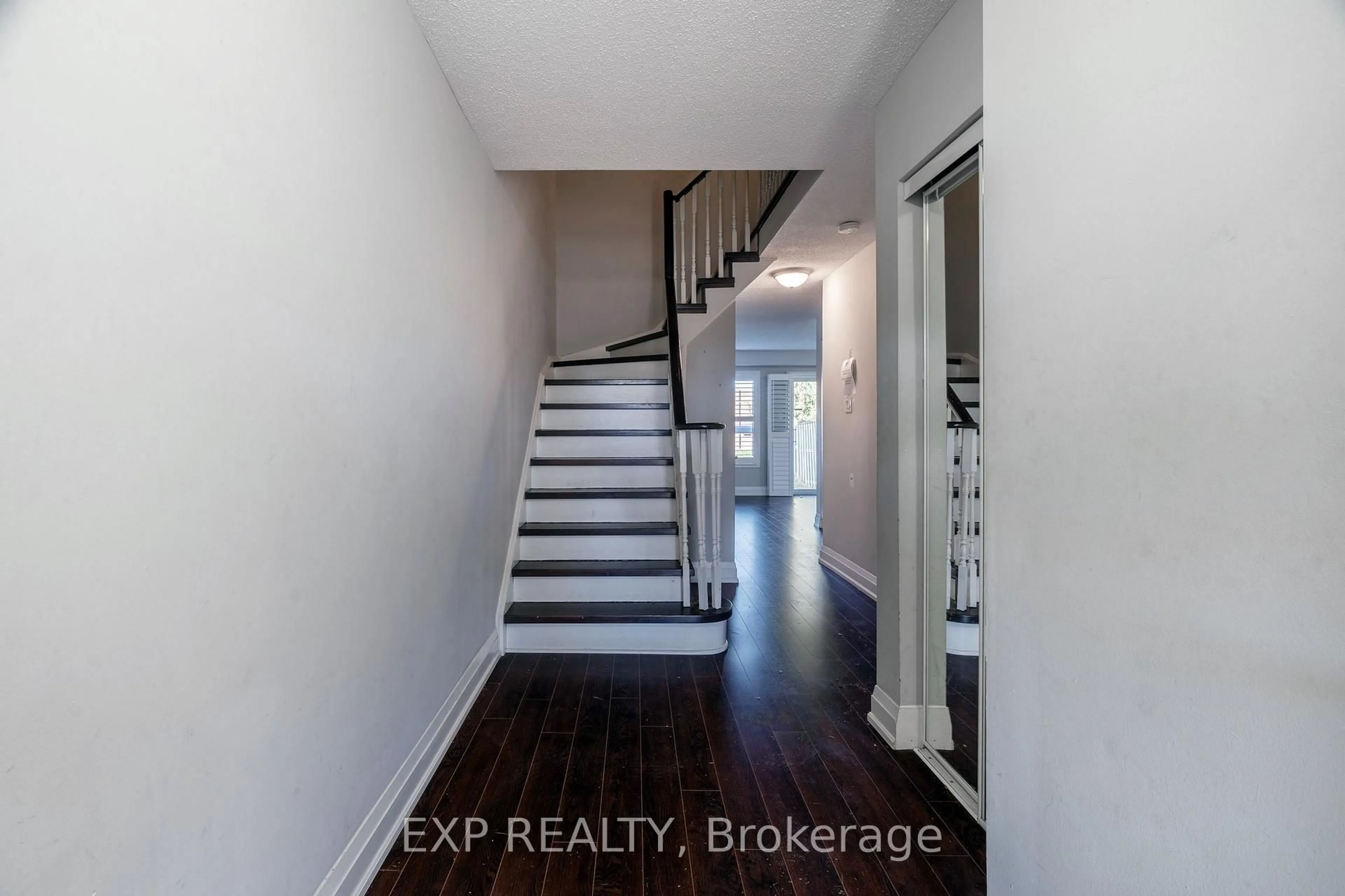 Indoor entryway for 200 Cresthaven Rd #45, Brampton Ontario L7A 1J5
