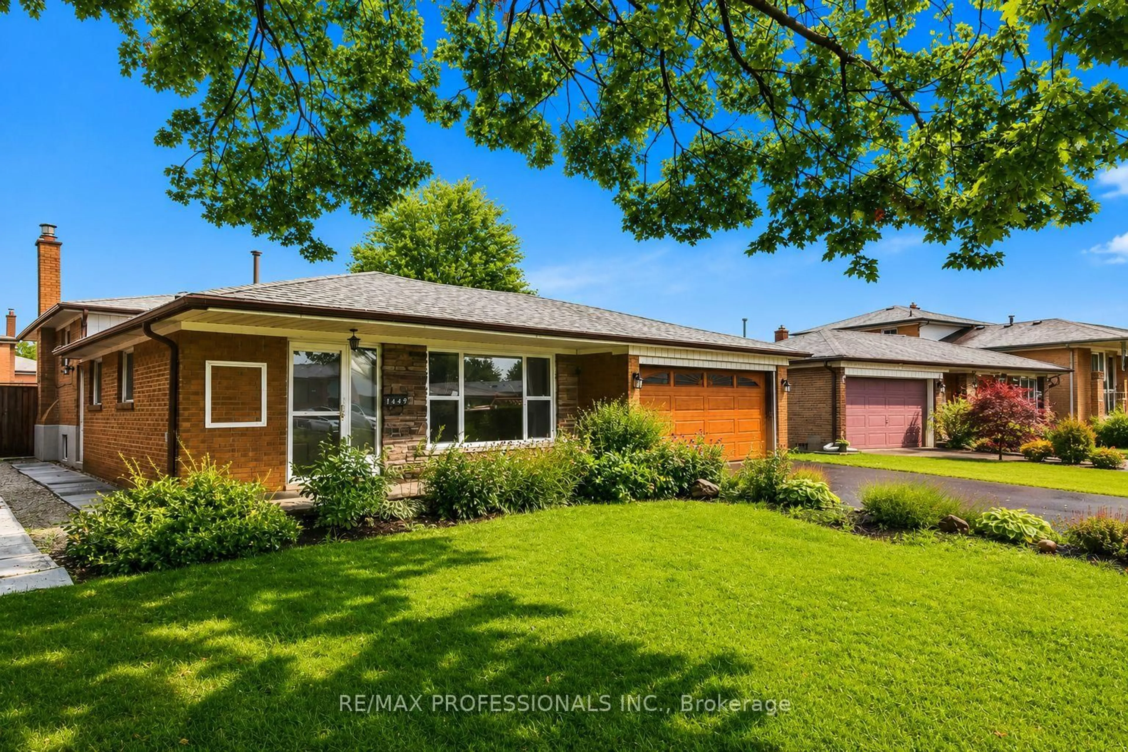 A pic from outside/outdoor area/front of a property/back of a property/a pic from drone, street for 7449 Pickfair Dr, Mississauga Ontario L4T 2N1