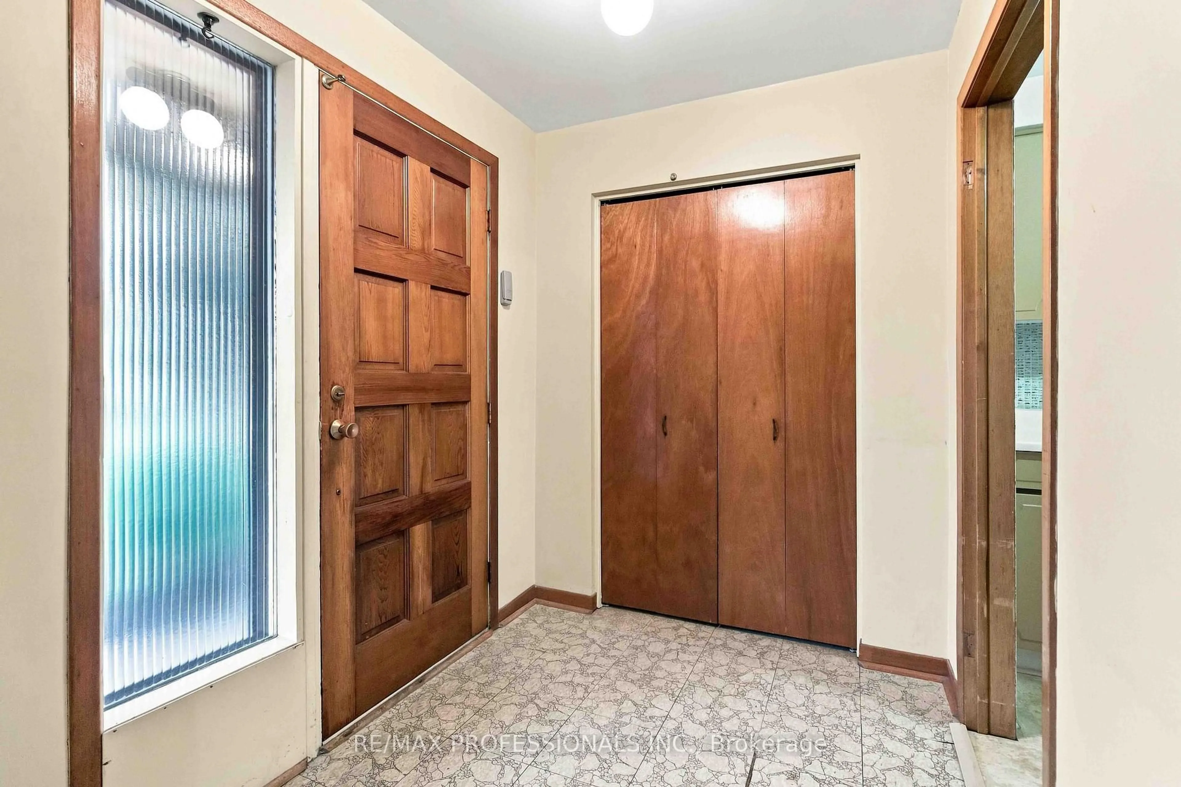 Indoor entryway for 7449 Pickfair Dr, Mississauga Ontario L4T 2N1