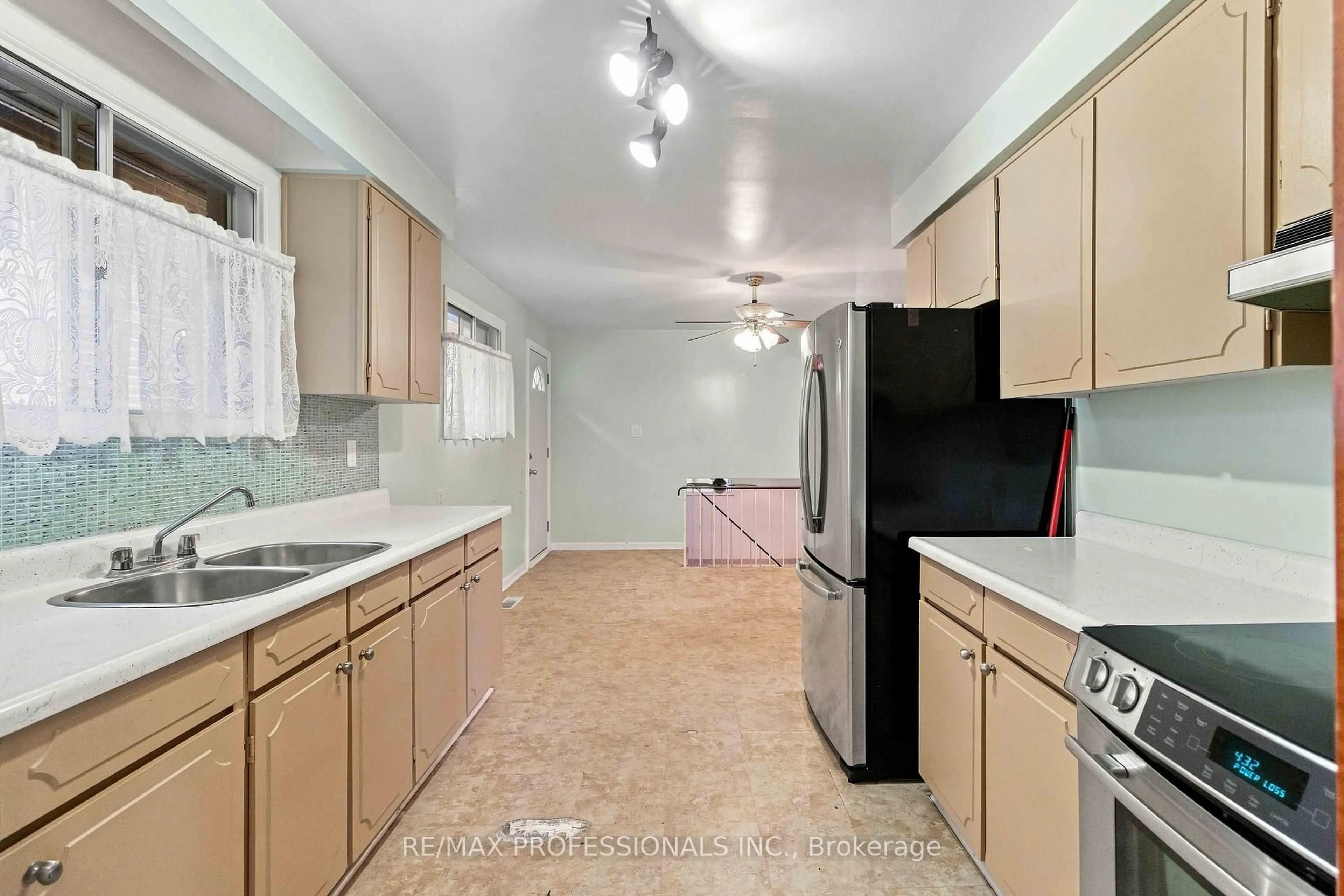 Standard kitchen, unknown for 7449 Pickfair Dr, Mississauga Ontario L4T 2N1