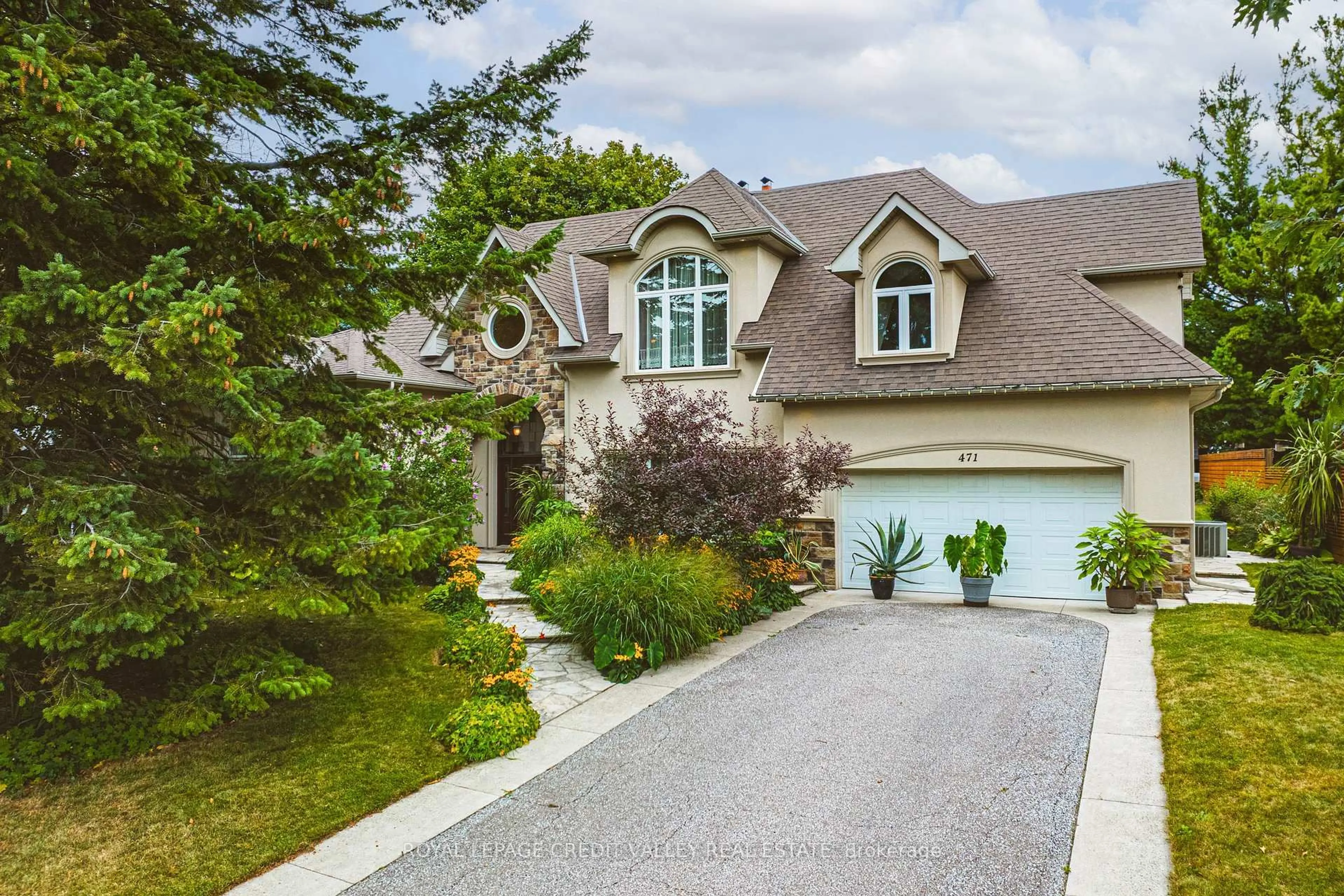 Home with vinyl exterior material, street for 471 The Kingsway, Toronto Ontario M9A 3W5