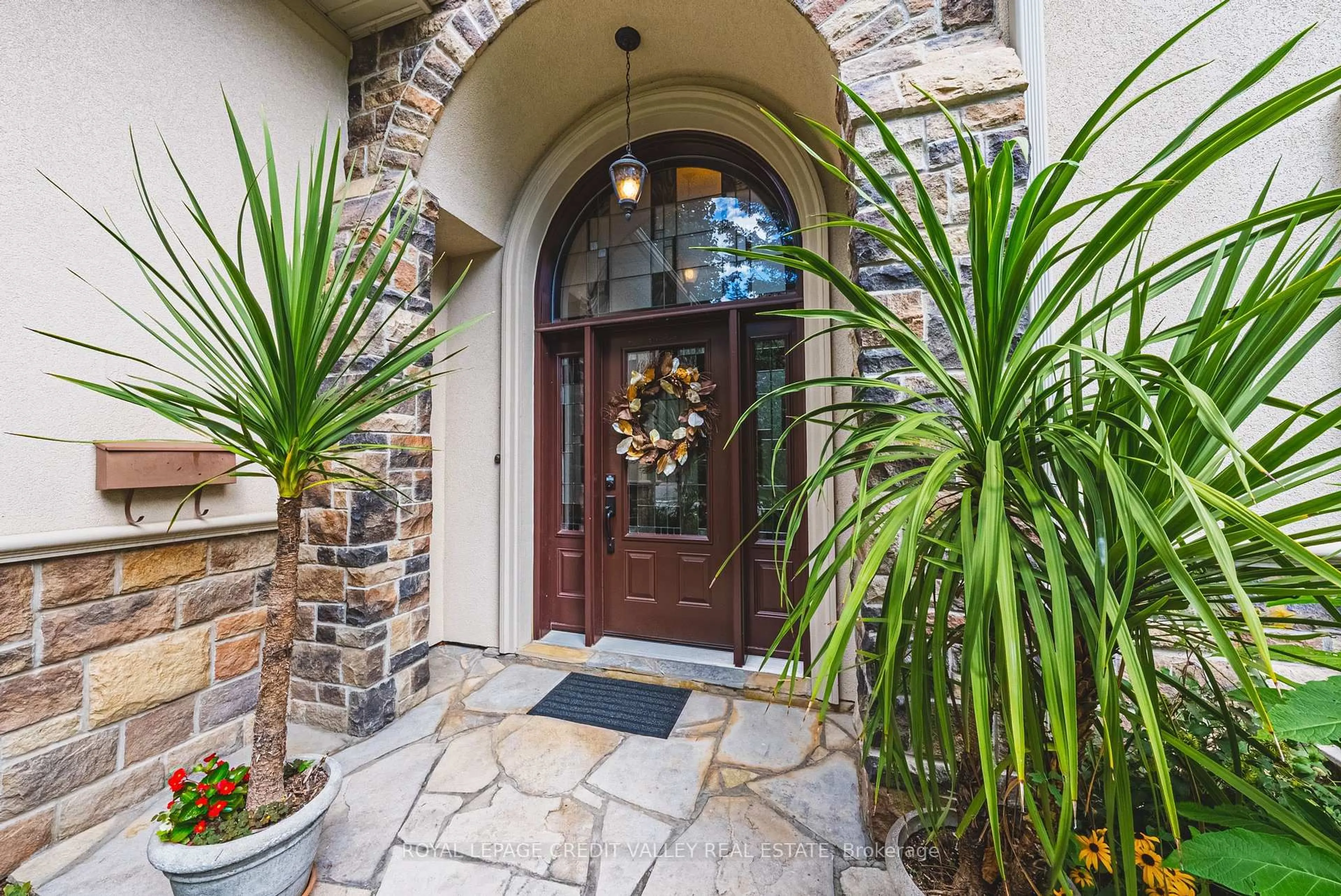 Indoor entryway for 471 The Kingsway, Toronto Ontario M9A 3W5