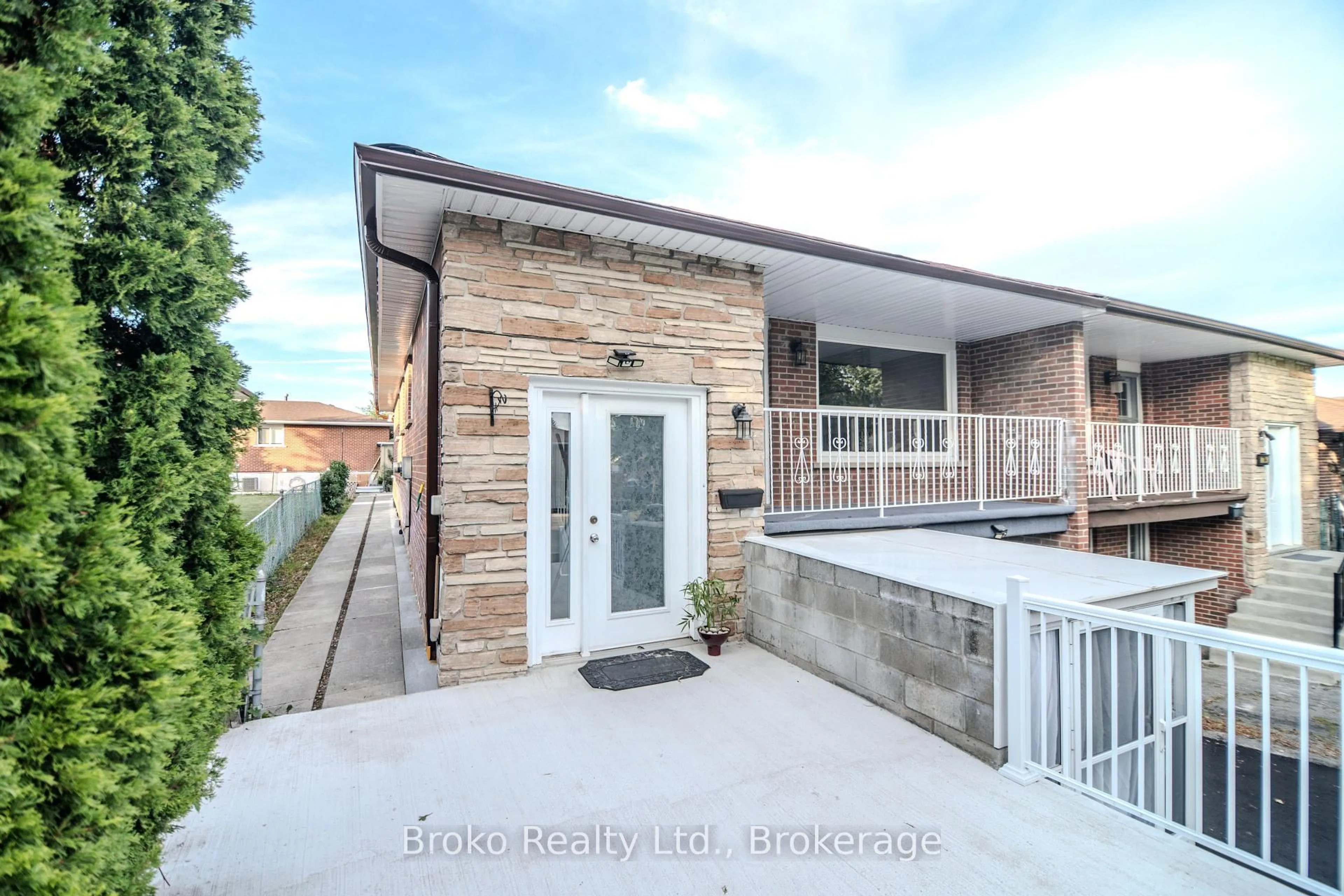 Home with brick exterior material, unknown for 7782 Kittridge Dr, Mississauga Ontario L4T 3J6