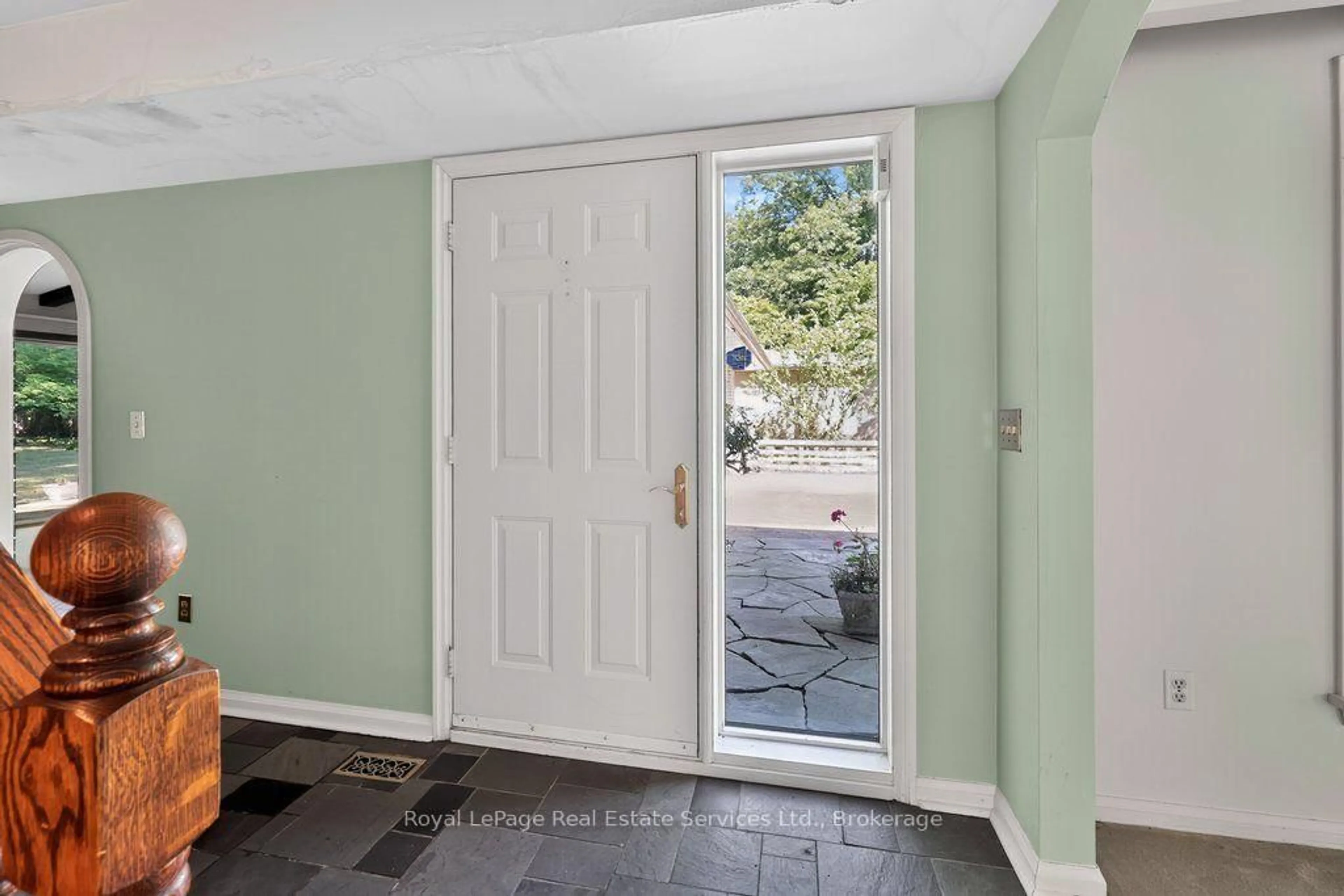 Indoor entryway for 328 Dalewood Dr, Oakville Ontario L6J 4P5