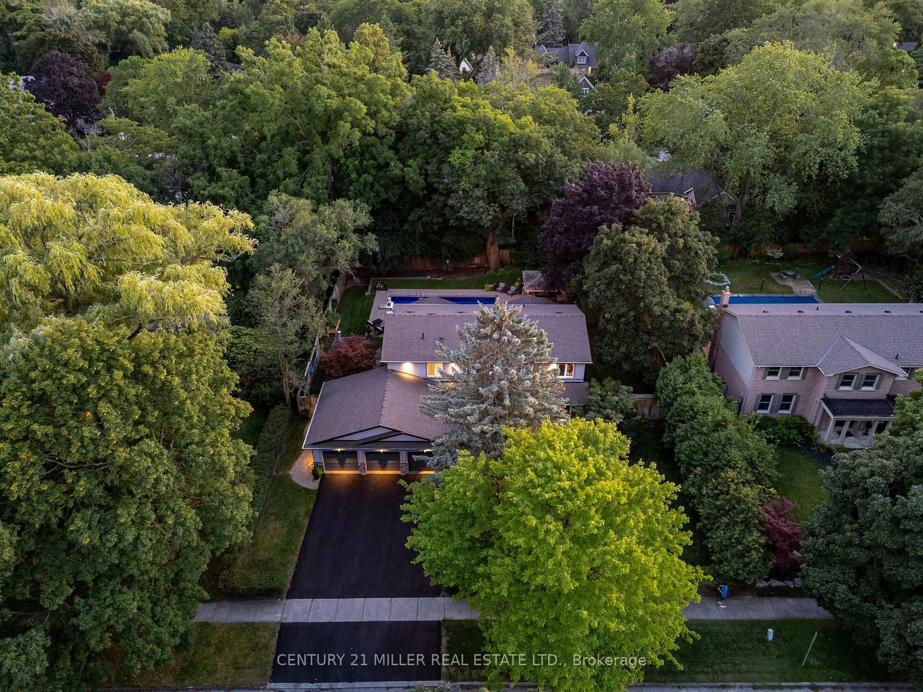 A pic from outside/outdoor area/front of a property/back of a property/a pic from drone, street for 240 Colchester Dr, Oakville Ontario L6J 5S5