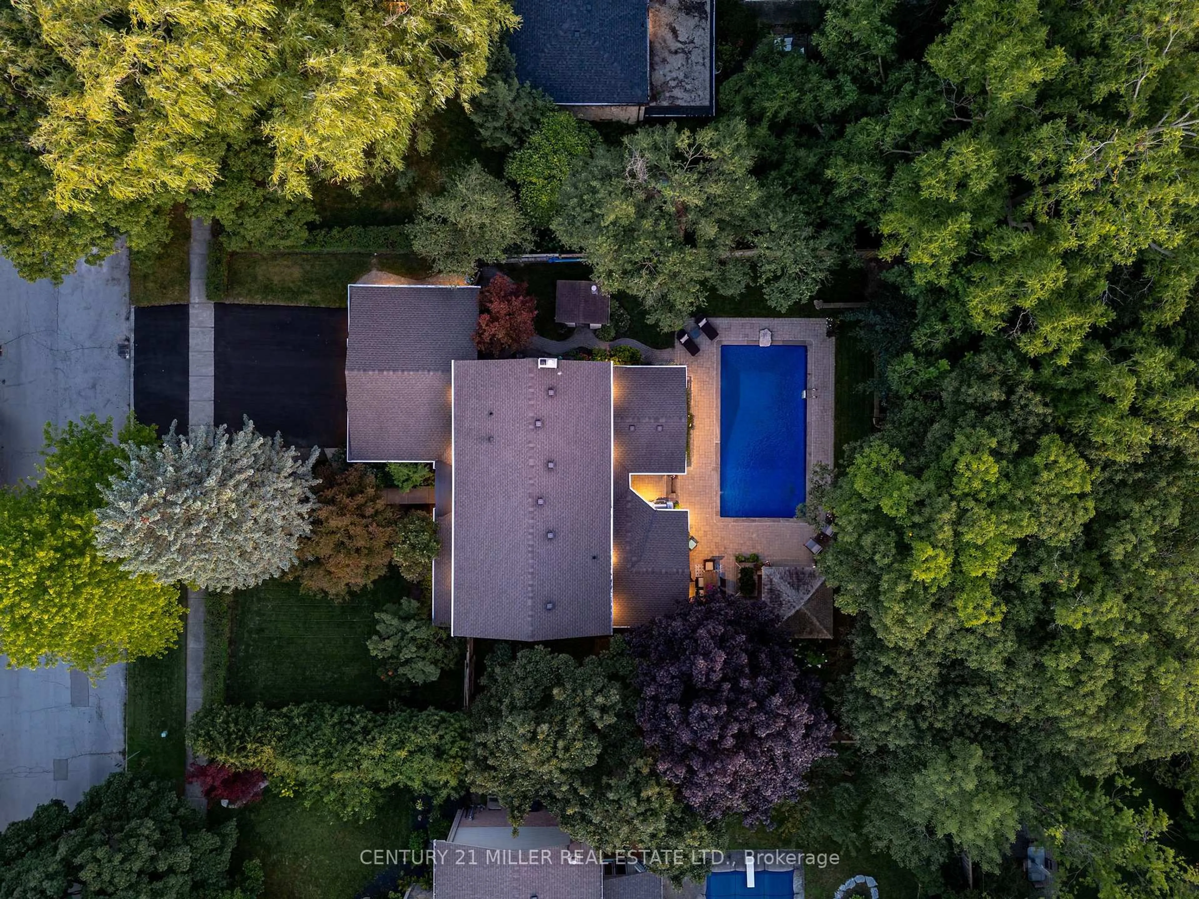A pic from outside/outdoor area/front of a property/back of a property/a pic from drone, unknown for 240 Colchester Dr, Oakville Ontario L6J 5S5