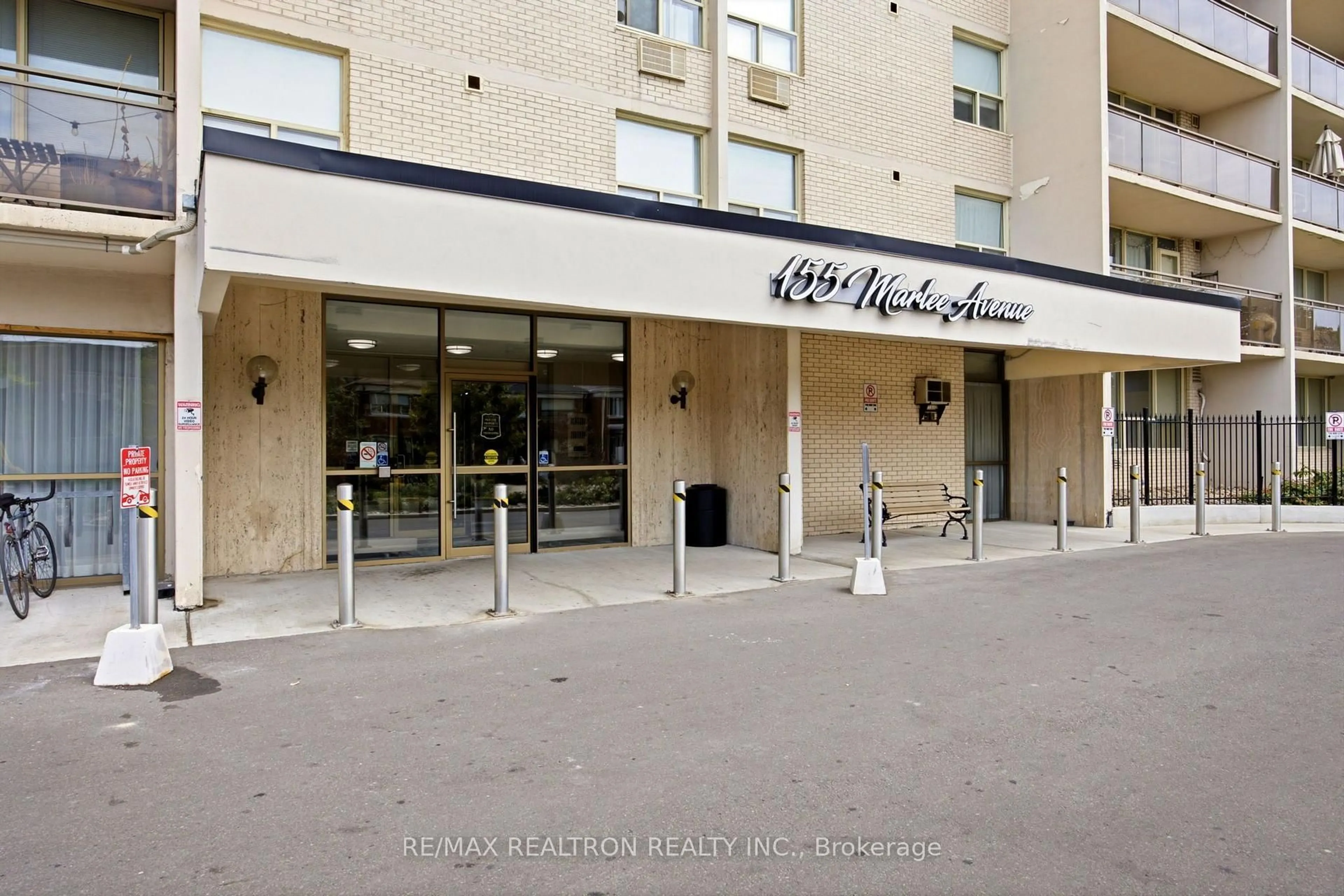 Indoor foyer for 155 Marlee Ave #909, Toronto Ontario M6B 4B5