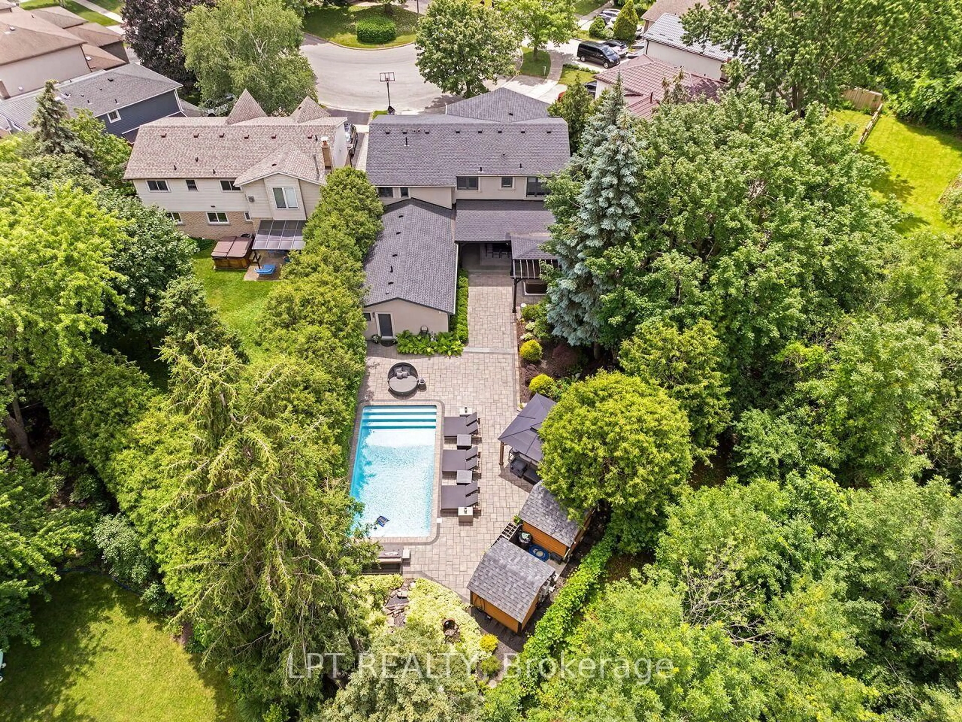 A pic from outside/outdoor area/front of a property/back of a property/a pic from drone, unknown for 493 Tipperton Cres, Oakville Ontario L6L 5E1