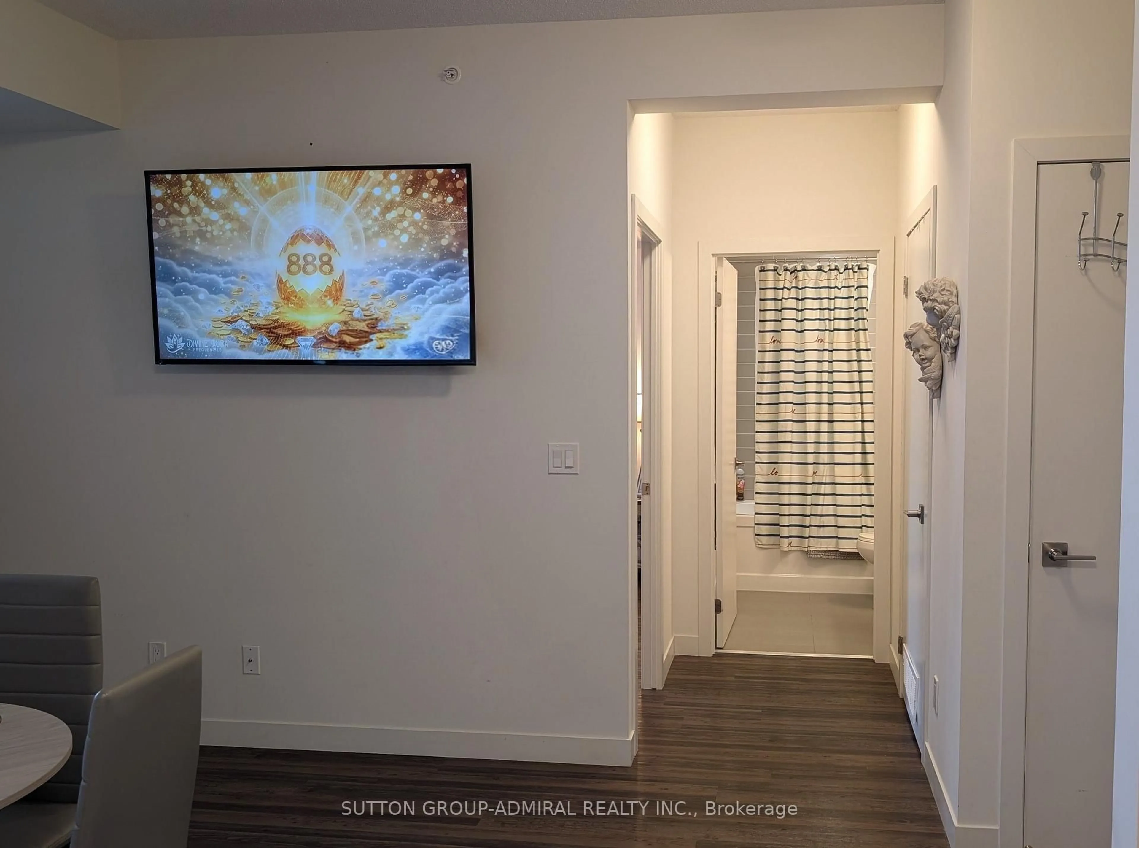 Indoor entryway for 2093 Fairview St #809, Burlington Ontario L7R 0E6