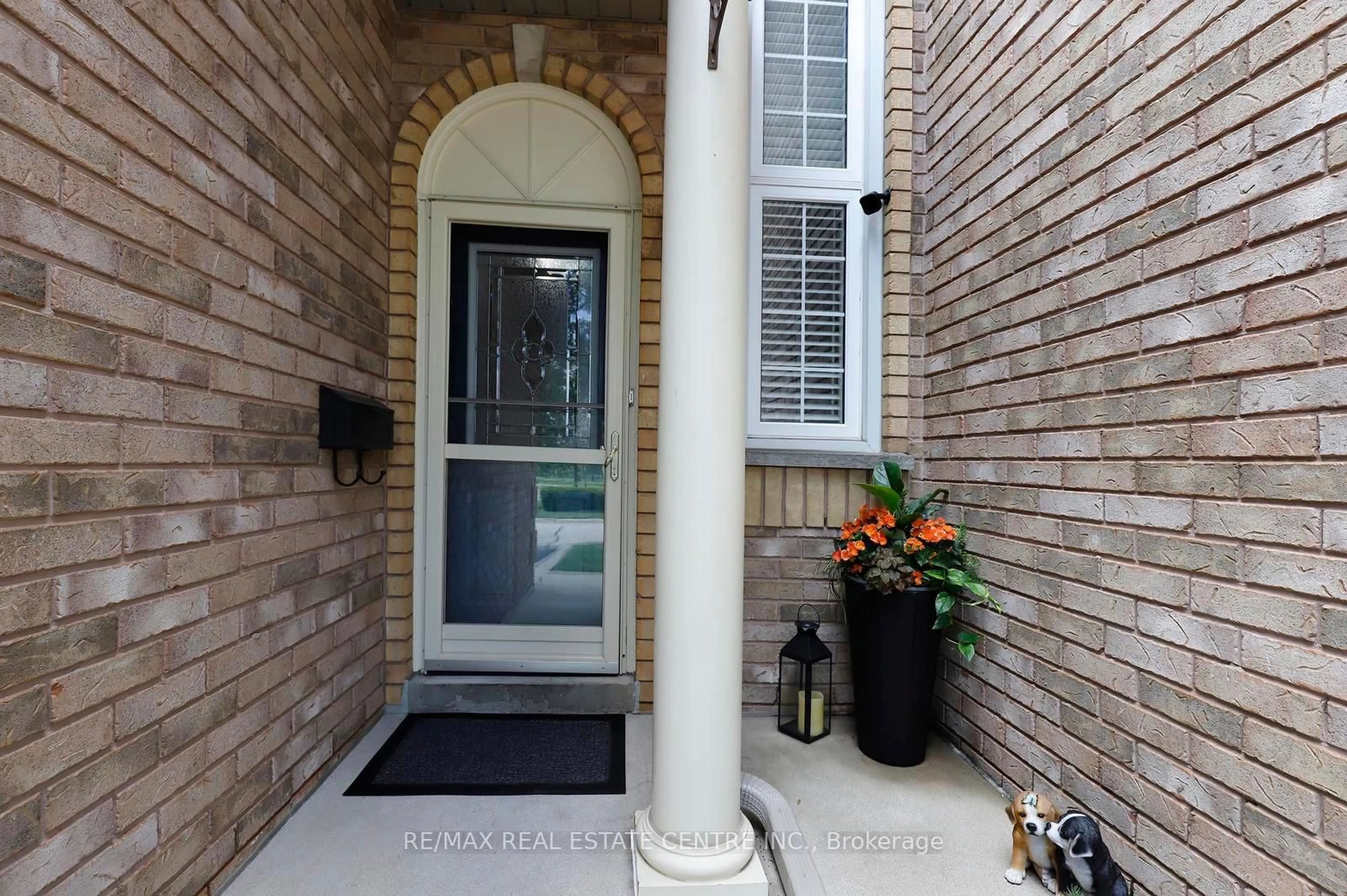 Indoor entryway for 2022 Atkinson Dr #26, Burlington Ontario L7M 4H6
